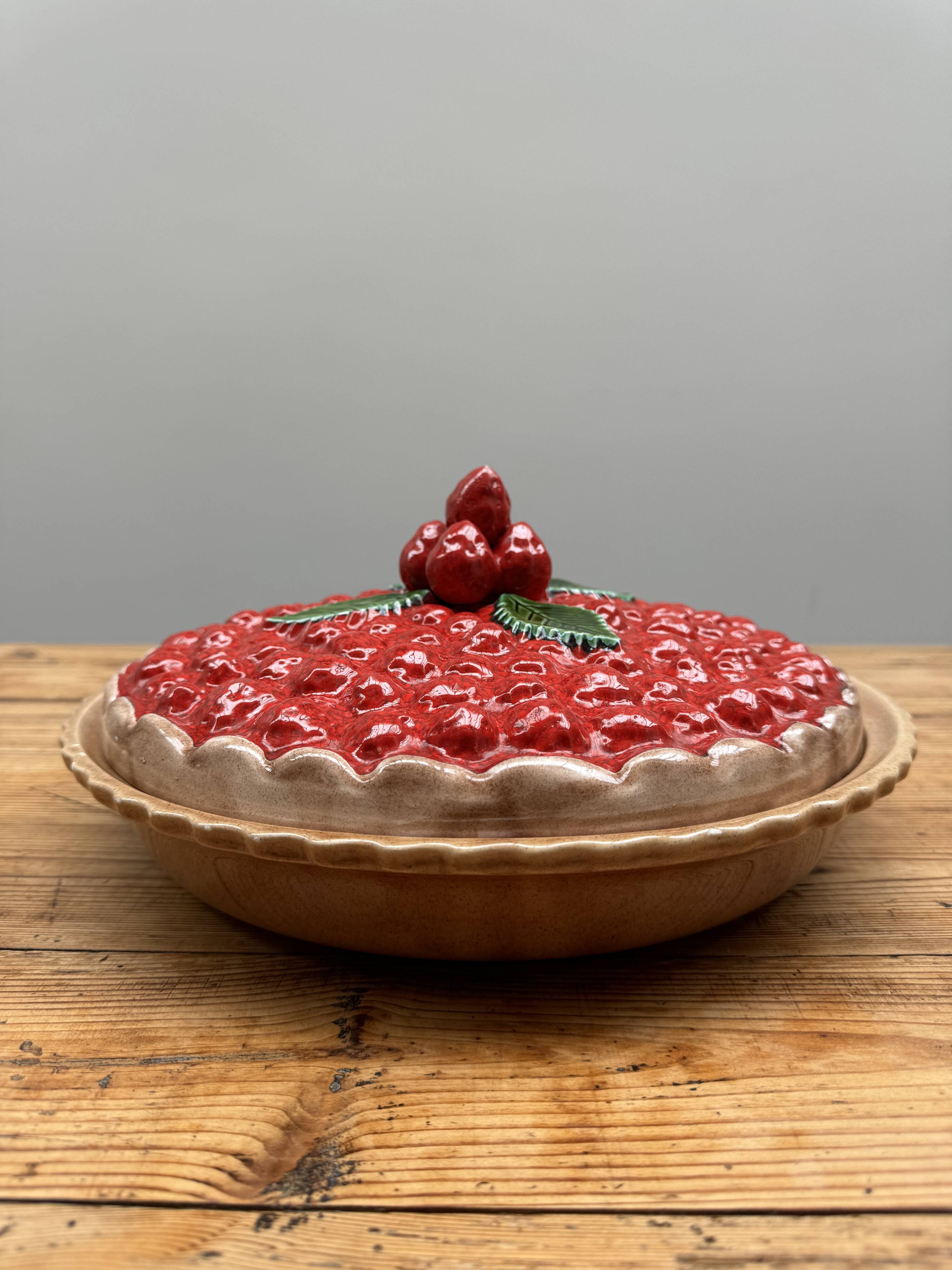 A trompe l’oeil strawberry pie dish