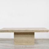 Table basse minimaliste géométrique en travertin italien des années 1970. Style vintage et moderne.