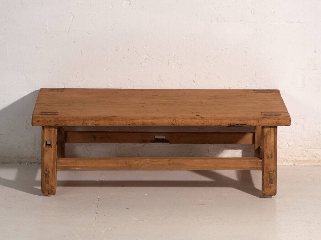 Table basse ancienne en bois de pin – Chine, vers 1890
