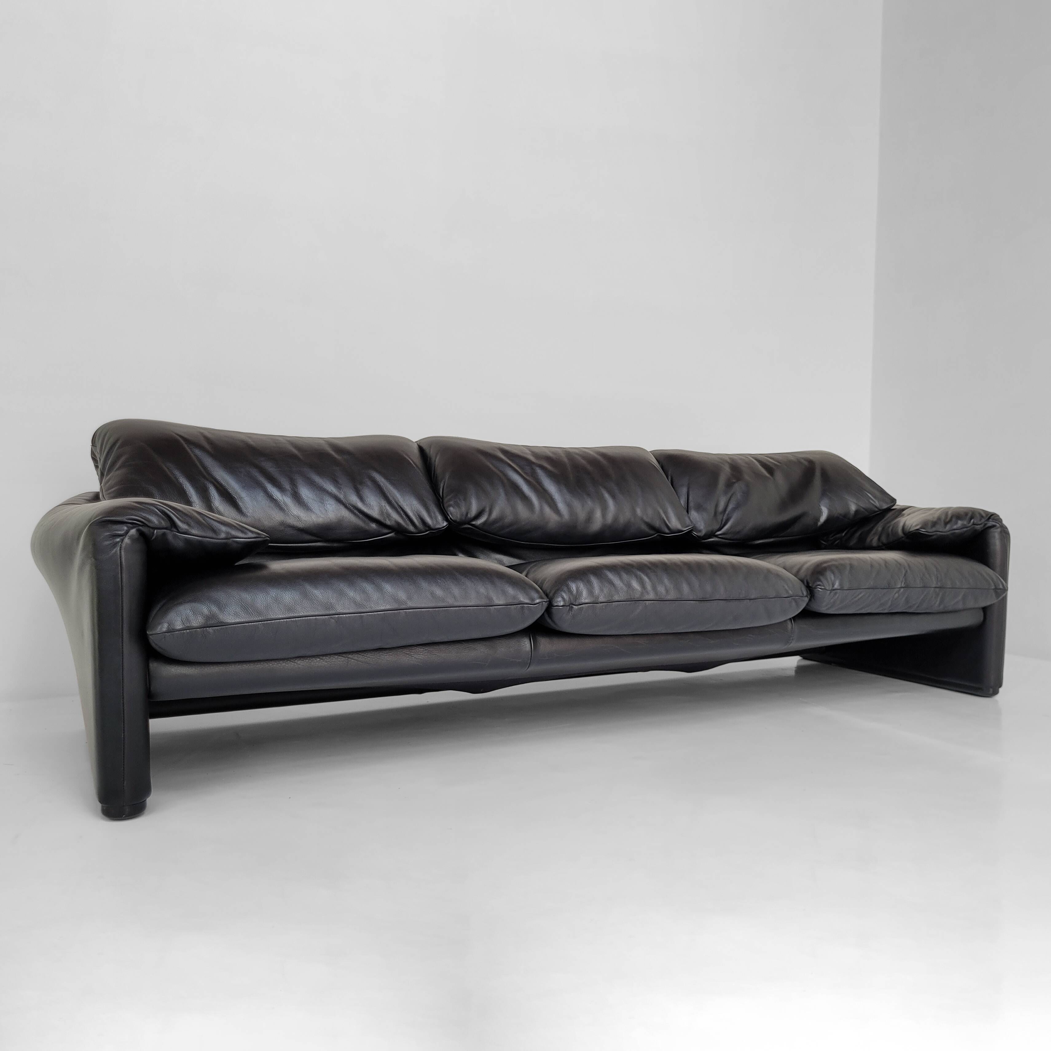 Maralunga sofa by Vico Magistretti for Cassina