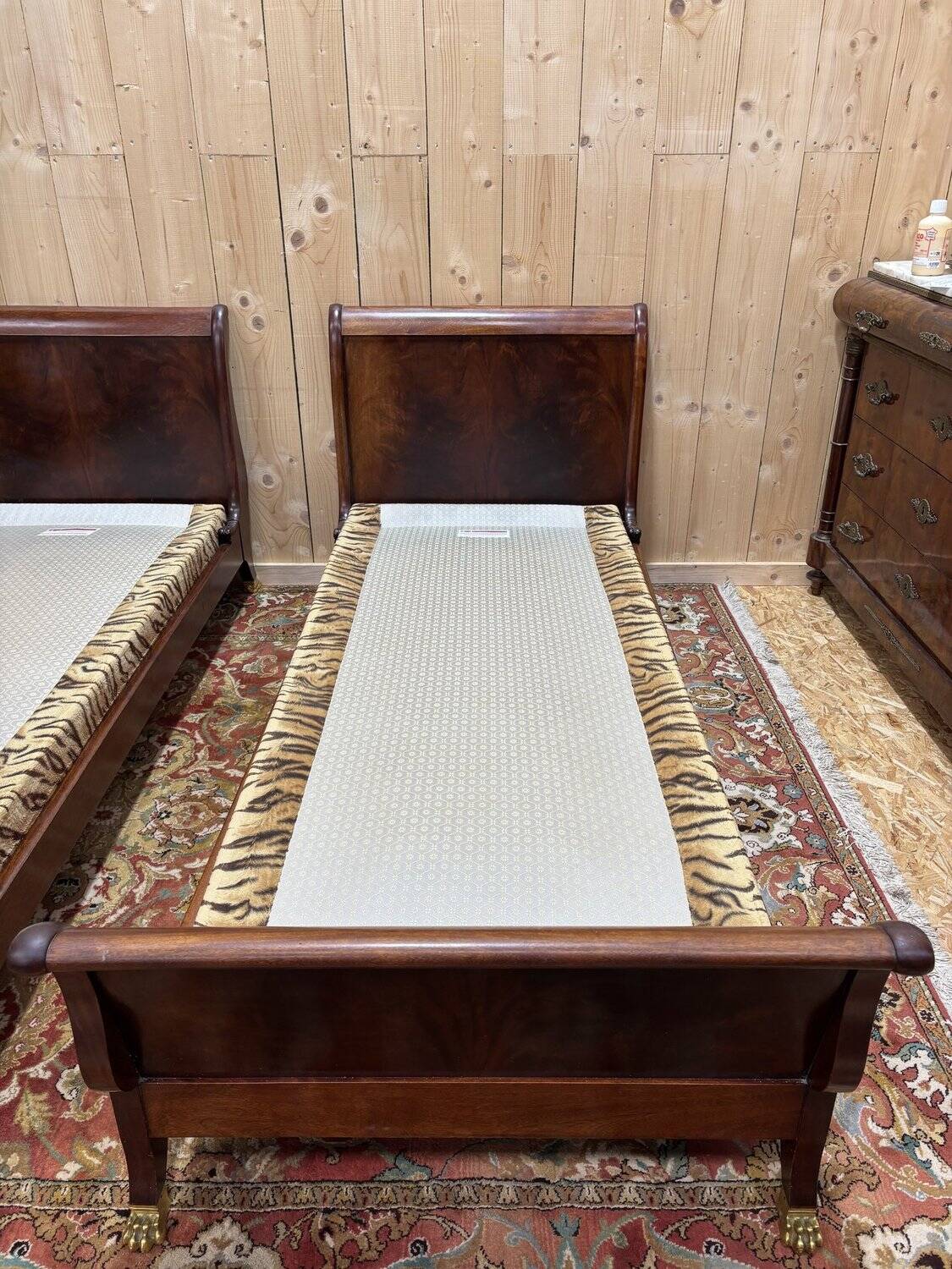 Lits jumeaux de style empire en acajou