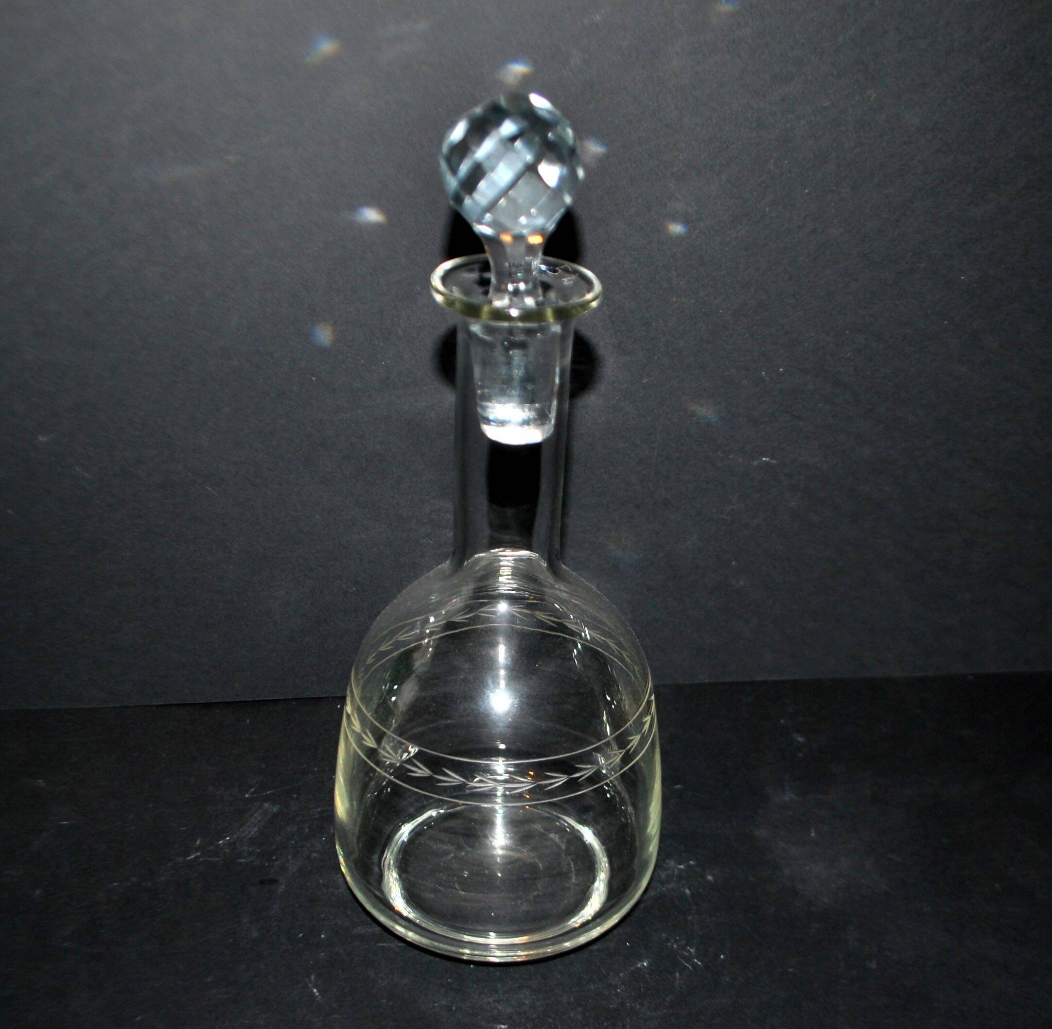 Antique carafe engraved with a laurel frieze, circa 1900