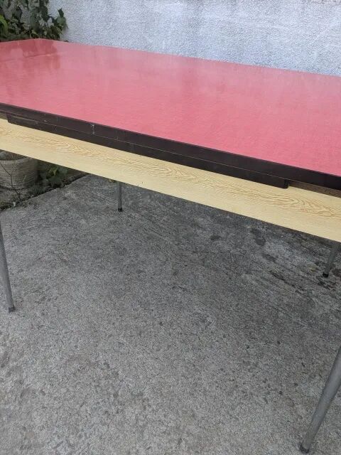 Table en formica rouge