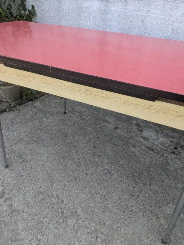 Table en formica rouge