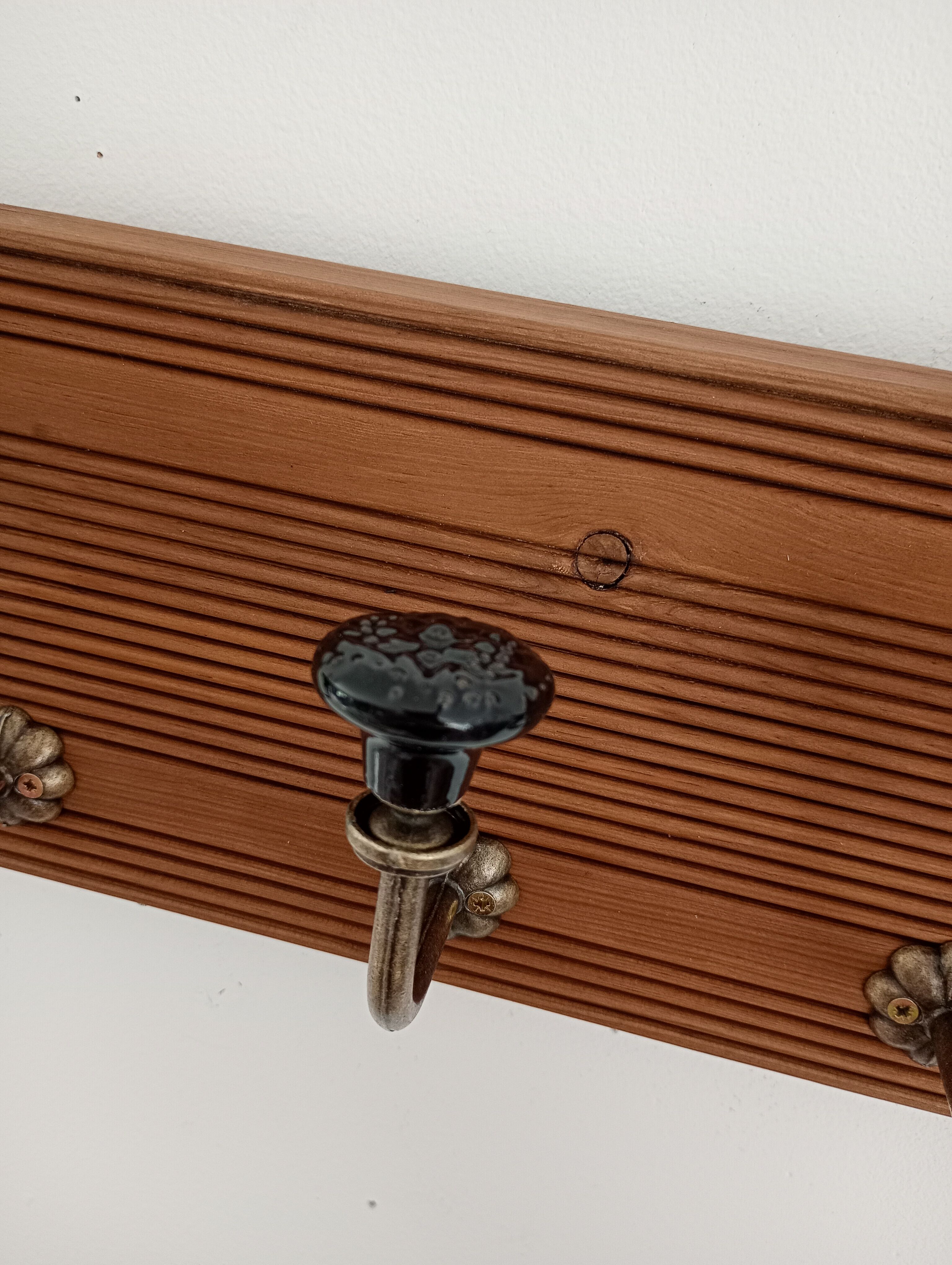 Wall coat rack with 4 hooks – Grooved wood and black ceramic