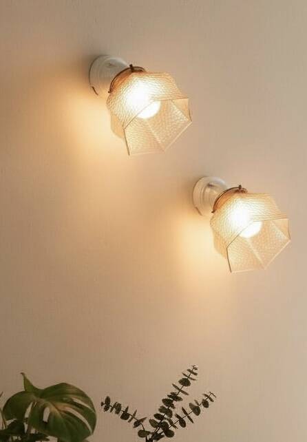 Paire d’appliques porcelaine et tulipes verre rose art-déco