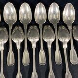 12 petites cuillères en métal argenté modèle filet de style Louis XV