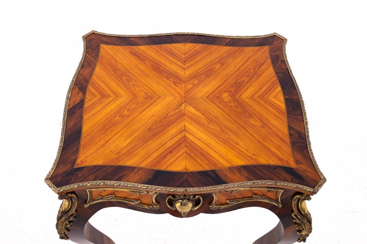 Table basse unique, France, vers 1880.