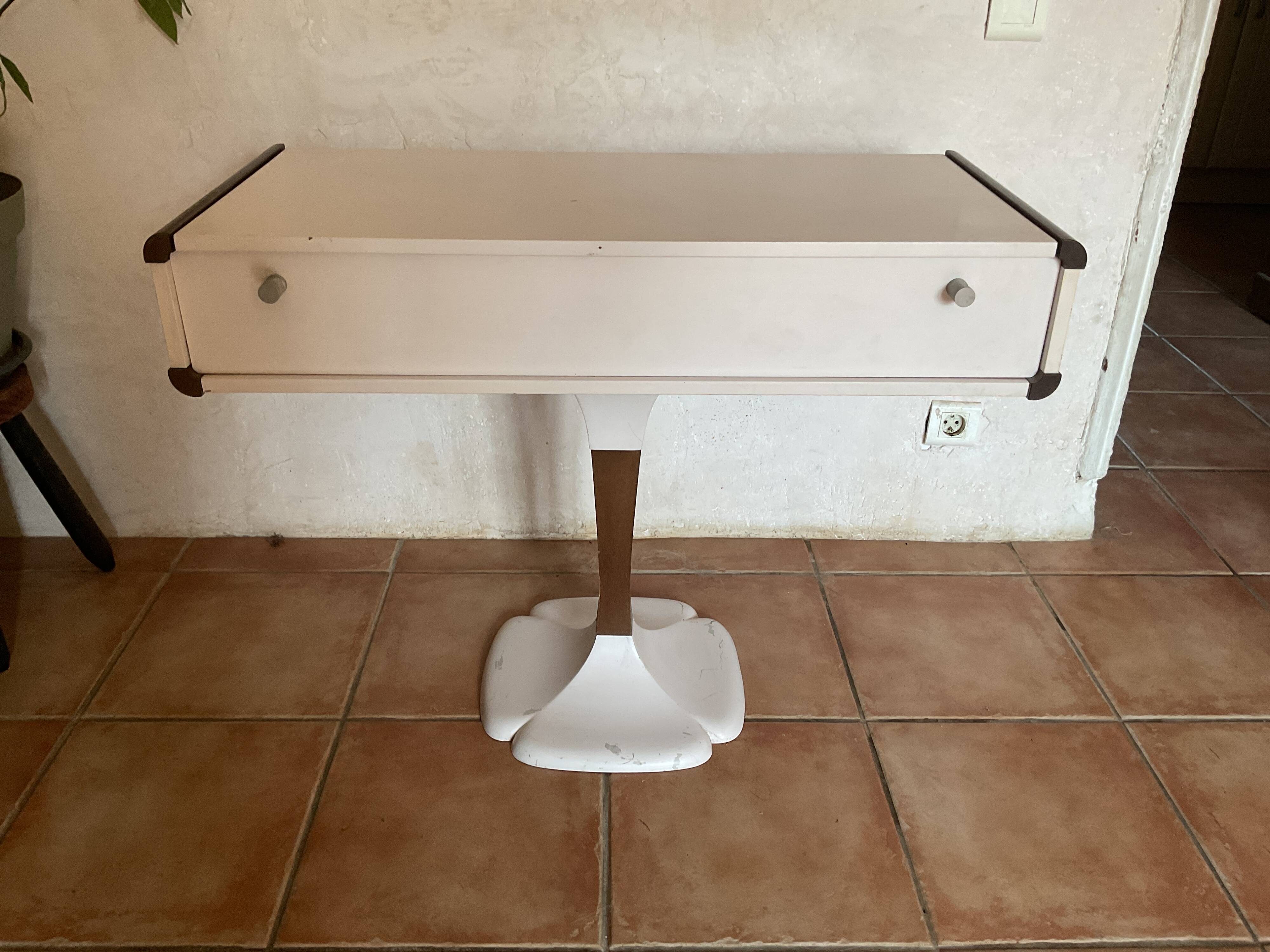 Gautier design hairdresser with tulip (clover) base from the early 70s.
