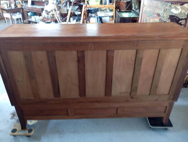 Buffet-vitrine de présentation en placage de merisier et bois naturel