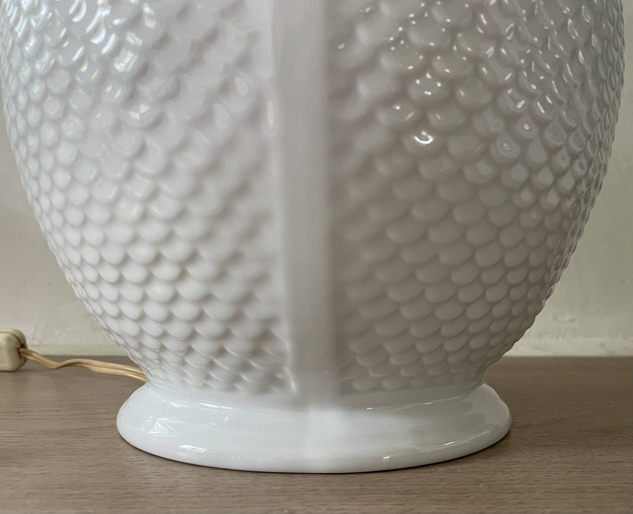 Pied de lampe vintage en céramique émaillée motifs écailles