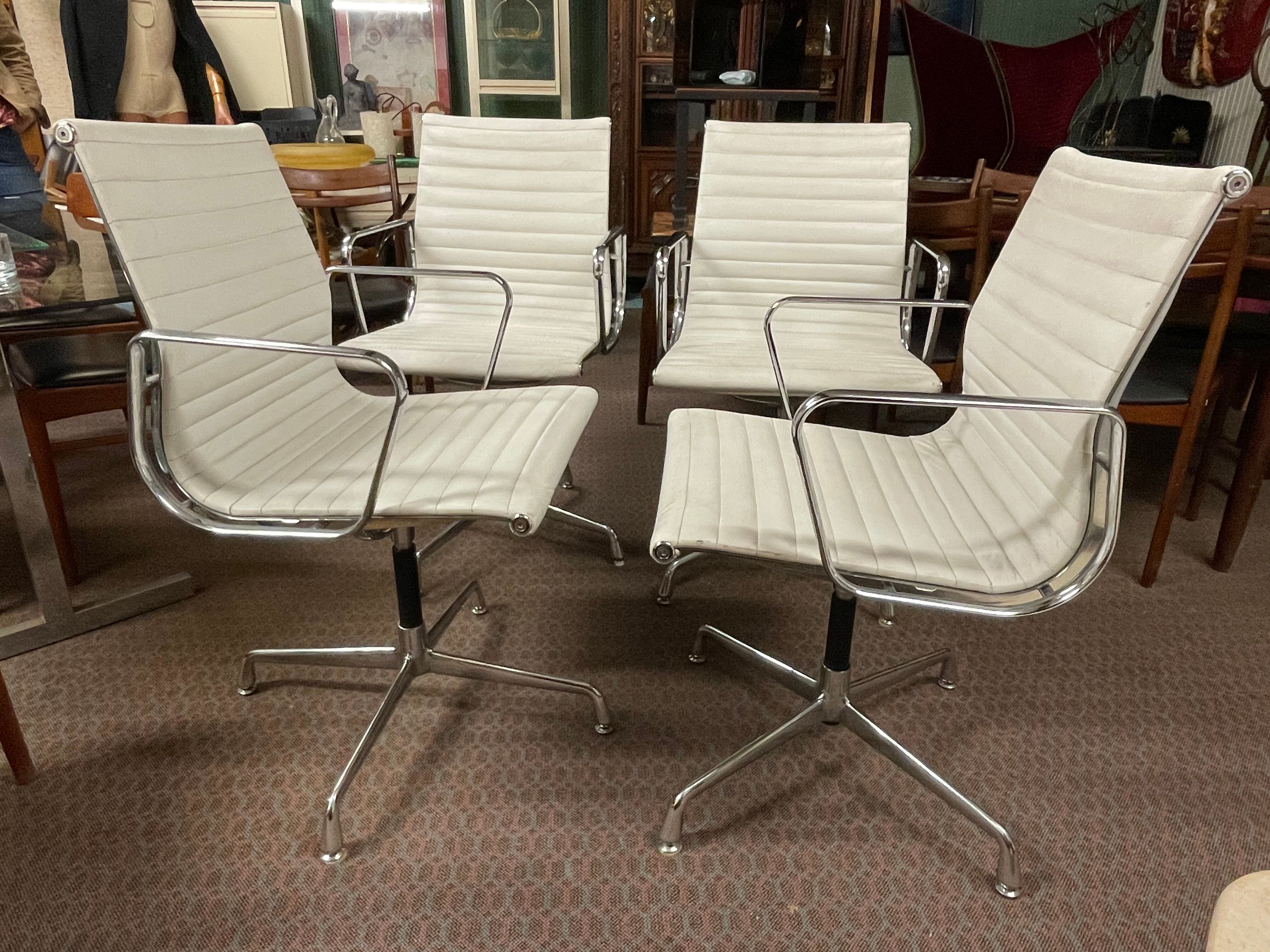Suite of 4 armchairs in white Ray and Charles Eames leather