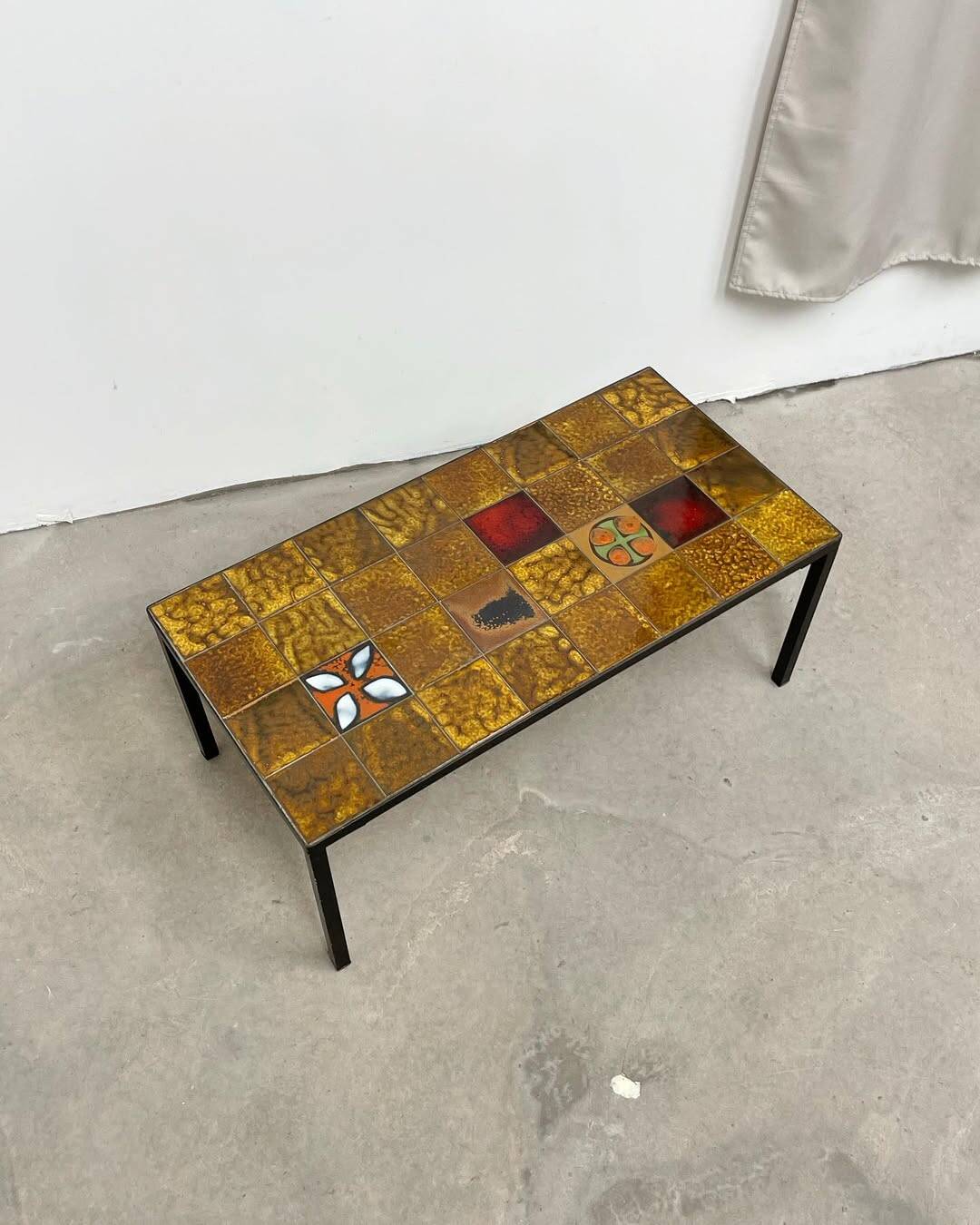 Coffee table in black metal and ceramic