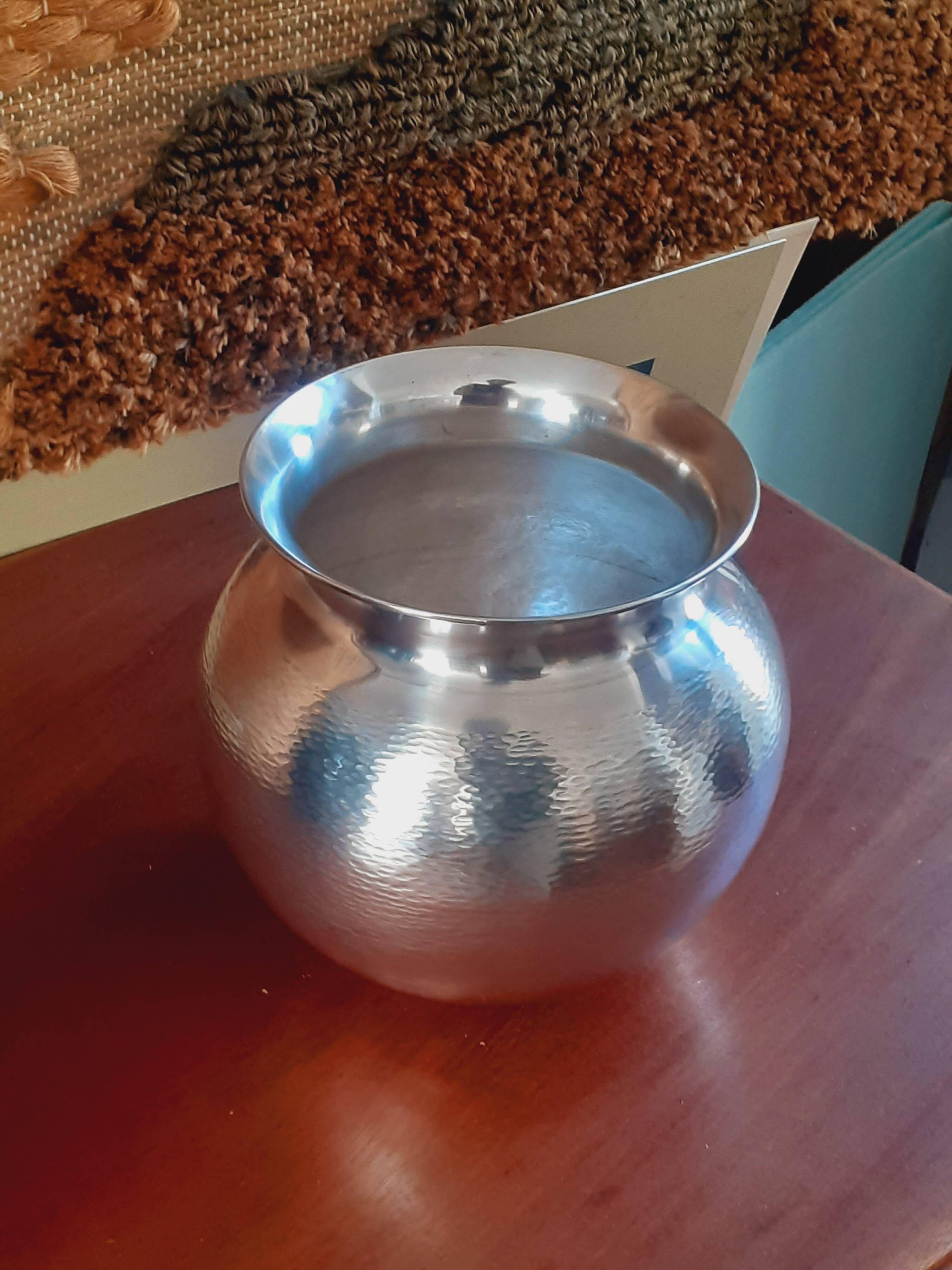 Vase boule style Art Déco en argent massif martelé