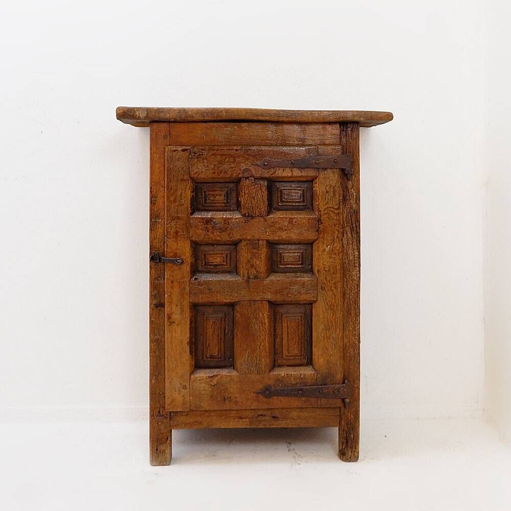 Armoire rustique en bois avec porte à panneau sculpté et ferrures en fer - Espagne, début XIXe siècle