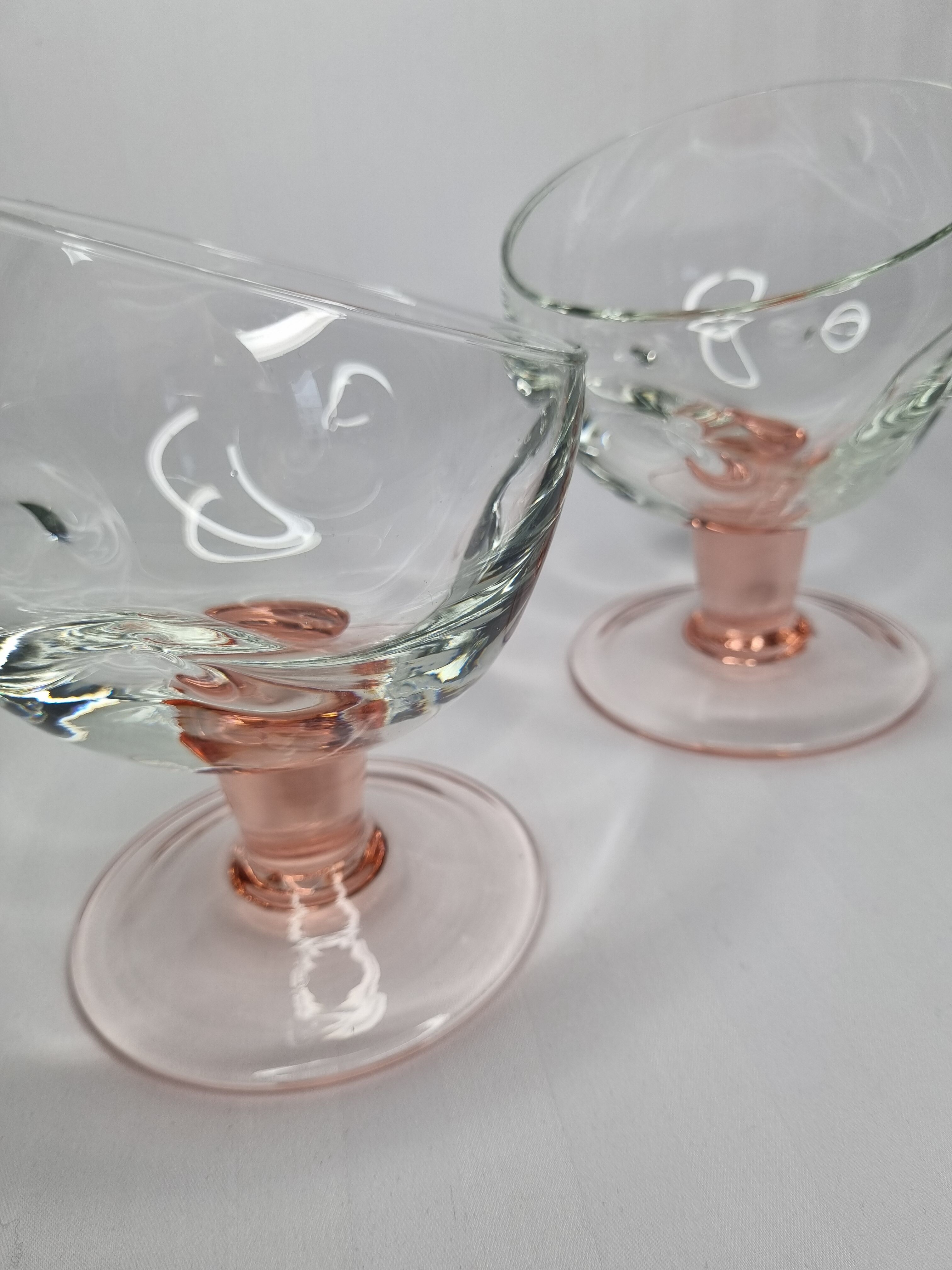 Paire de coupes en verre sur pied, 16 cm, rose