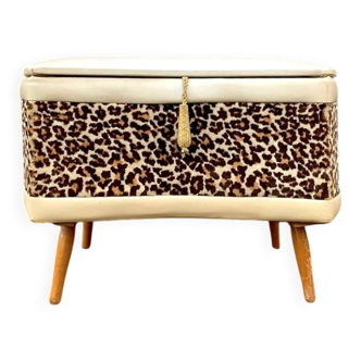 Tabouret coffre vintage pieds compas en skaï blanc et velours léopard