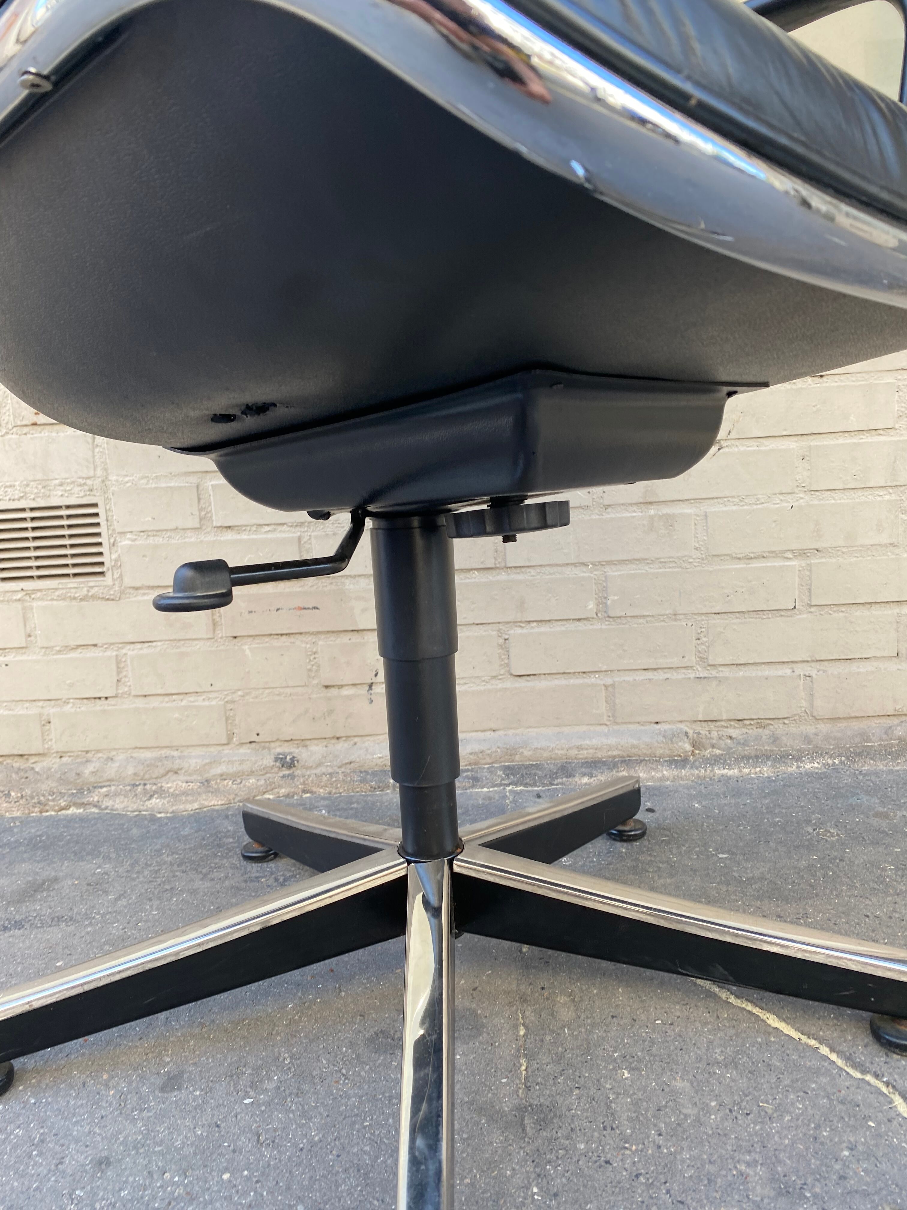 Pollock Knoll chair adjustable in height and swivel