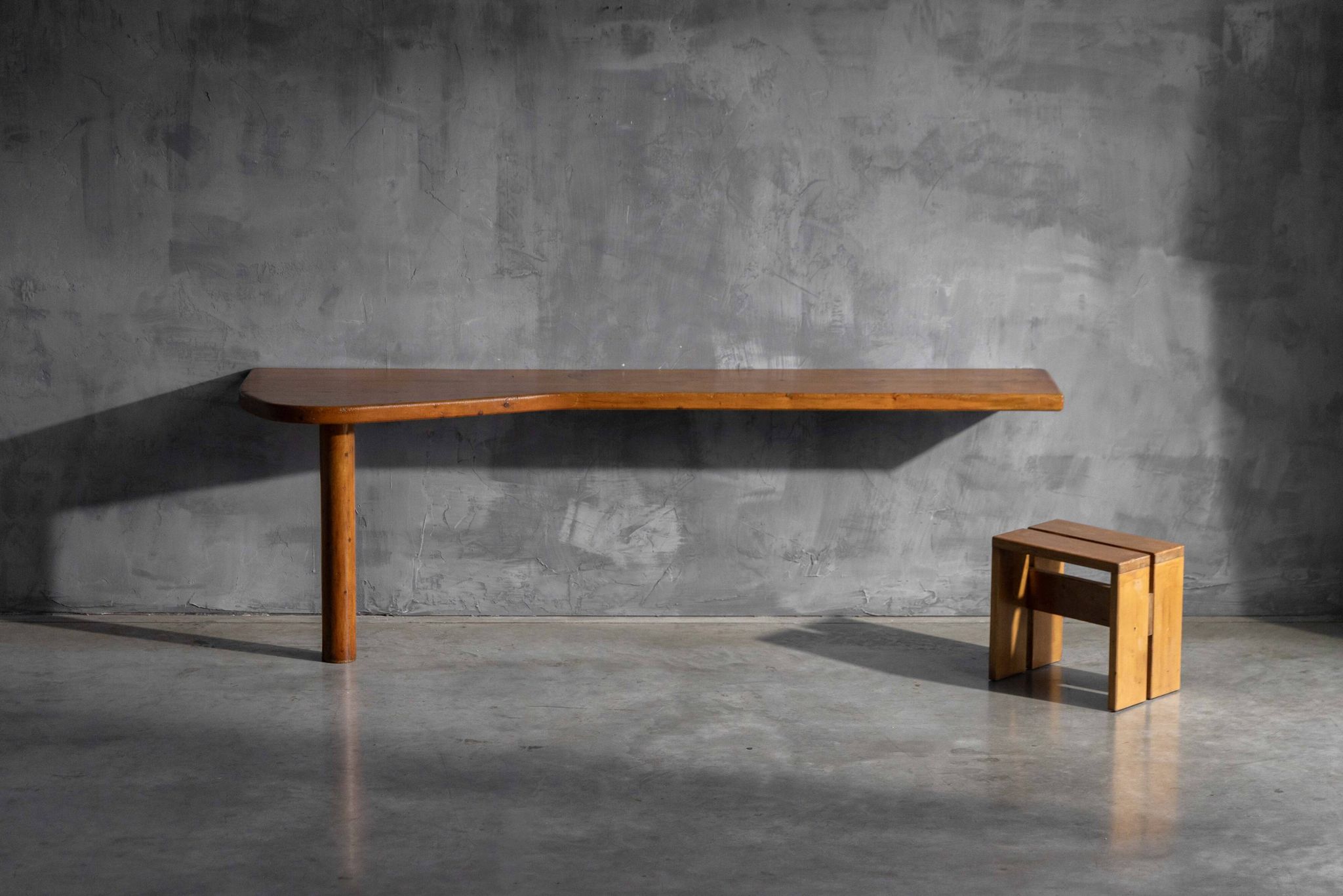 Table console par Charlotte Perriand, France, années 1950.