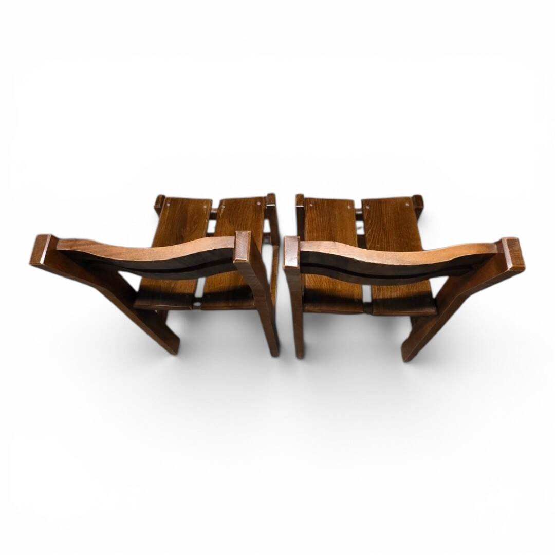 Paire de chaises en orme massif, style Maison Regain