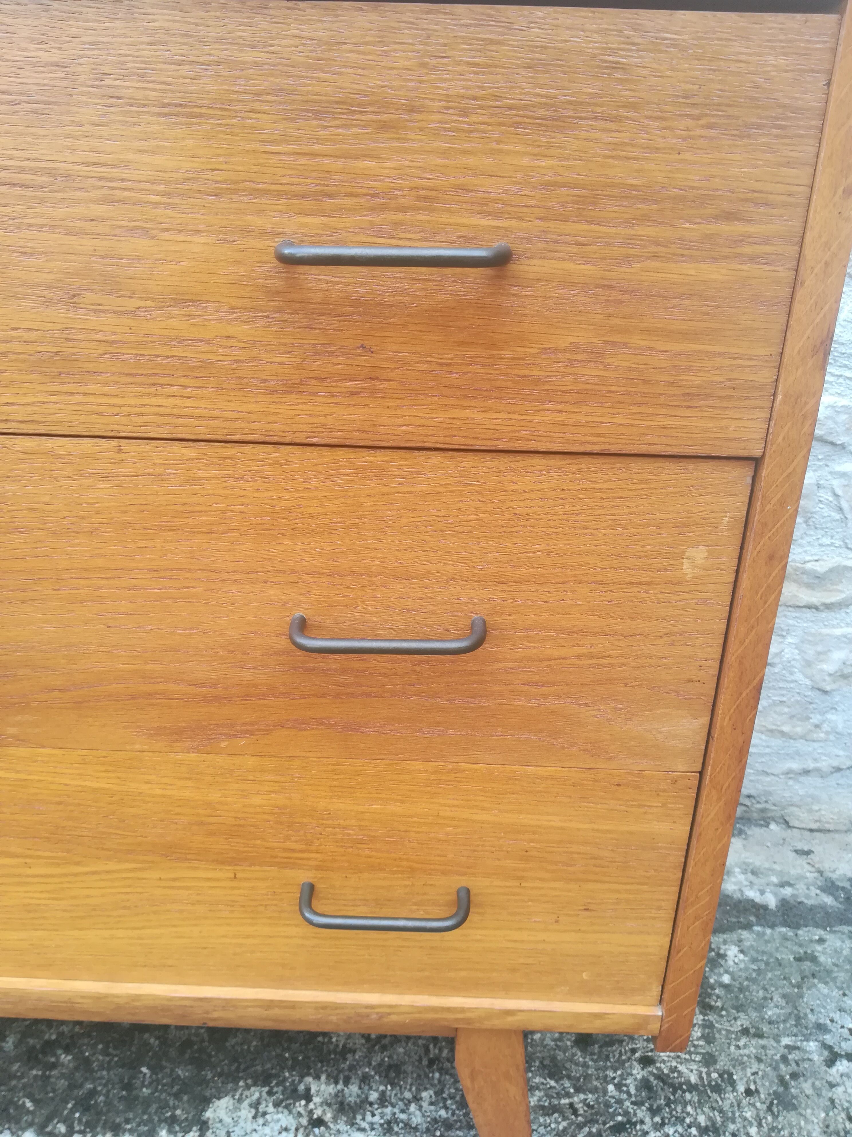 Commode pieds compas