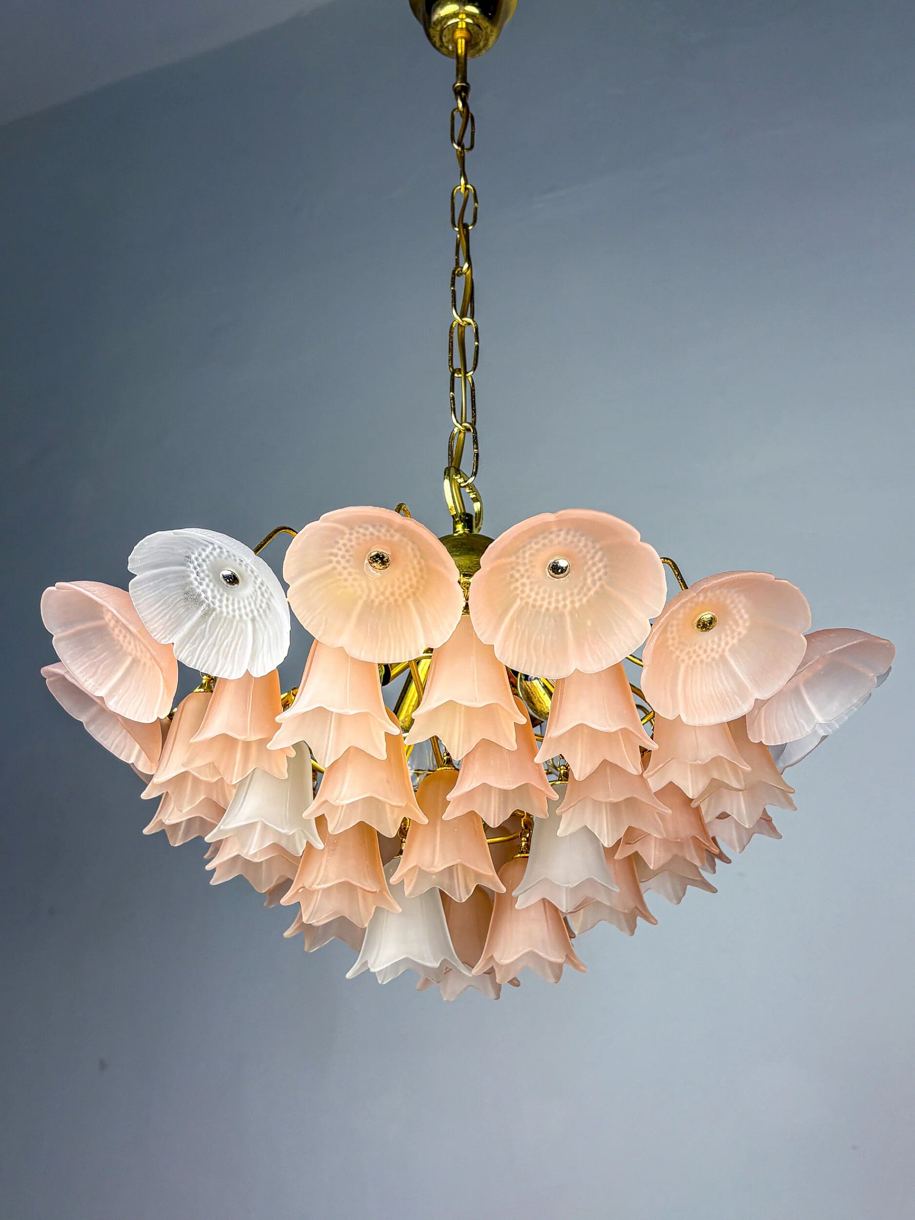 Bicolour 4-tier floral Murano glass chandelier, pink & white glass, Italy, 1970s
