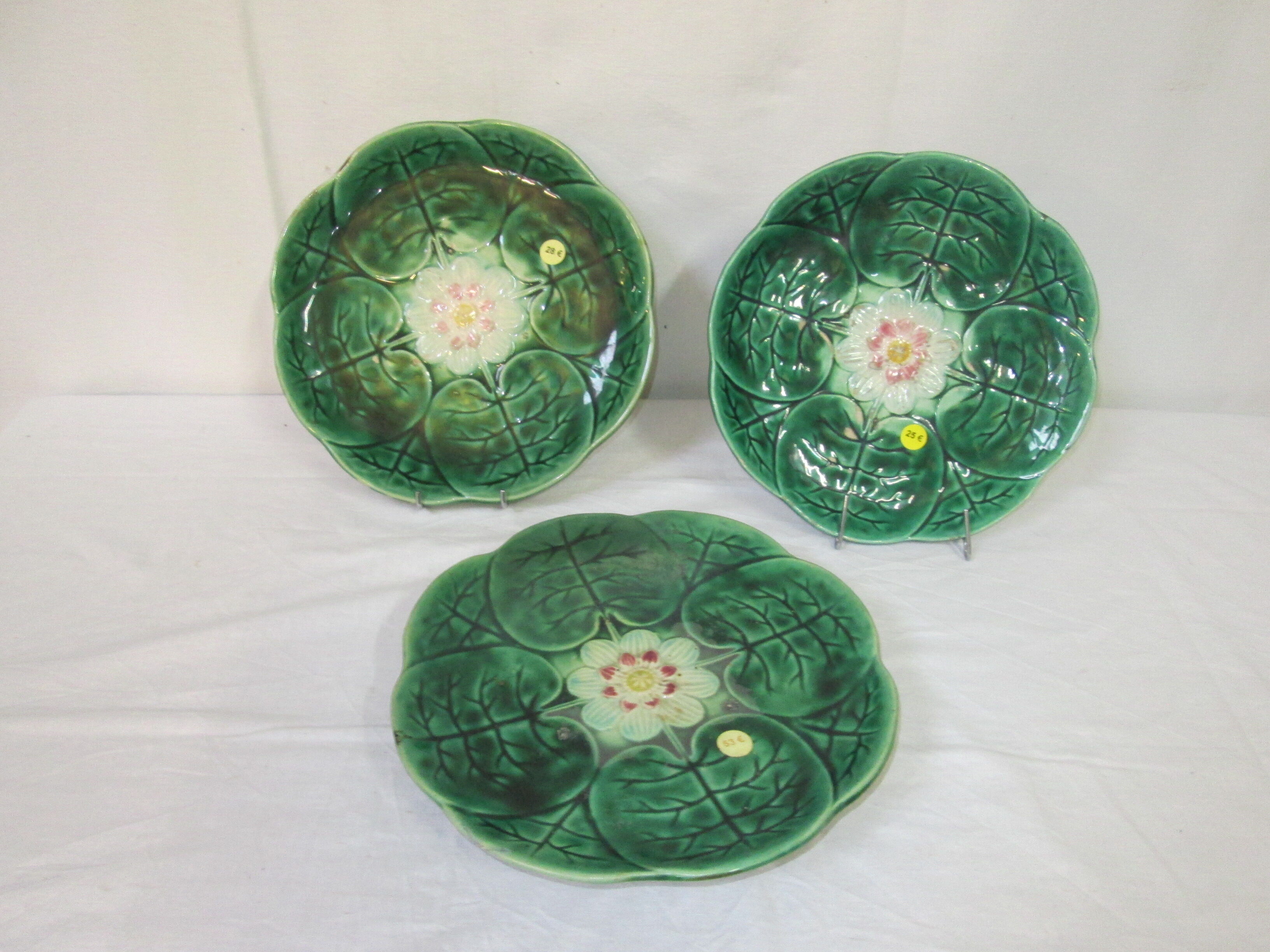 Plat et 2 assiettes en barbotine