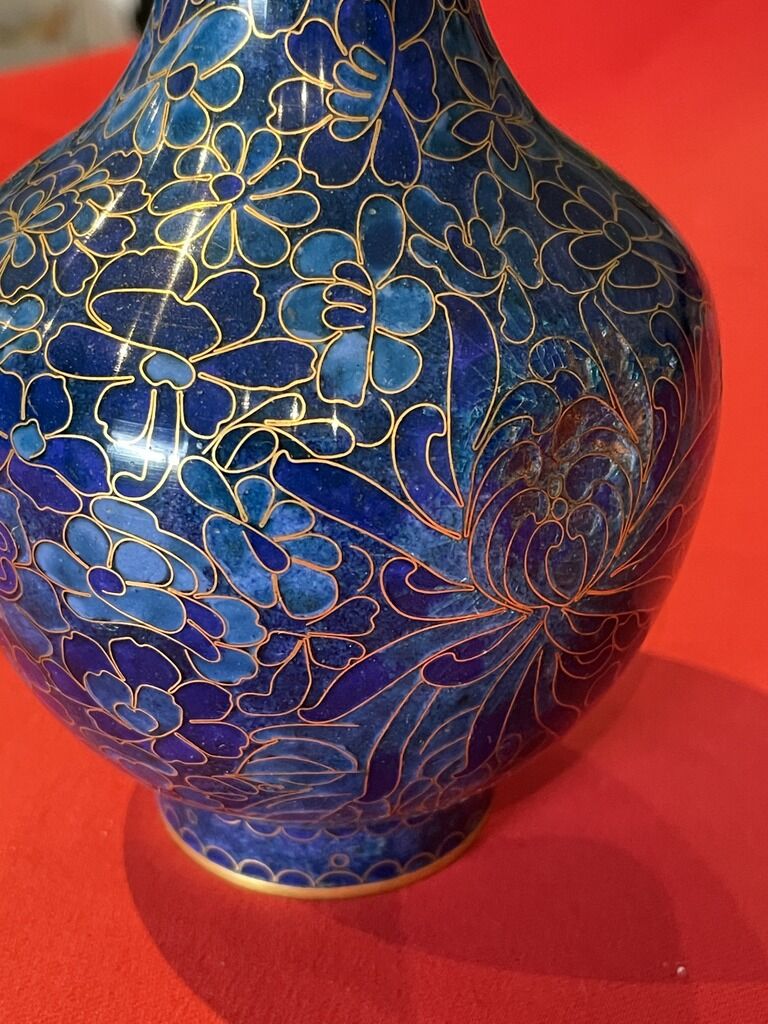 2 vases with floral decoration