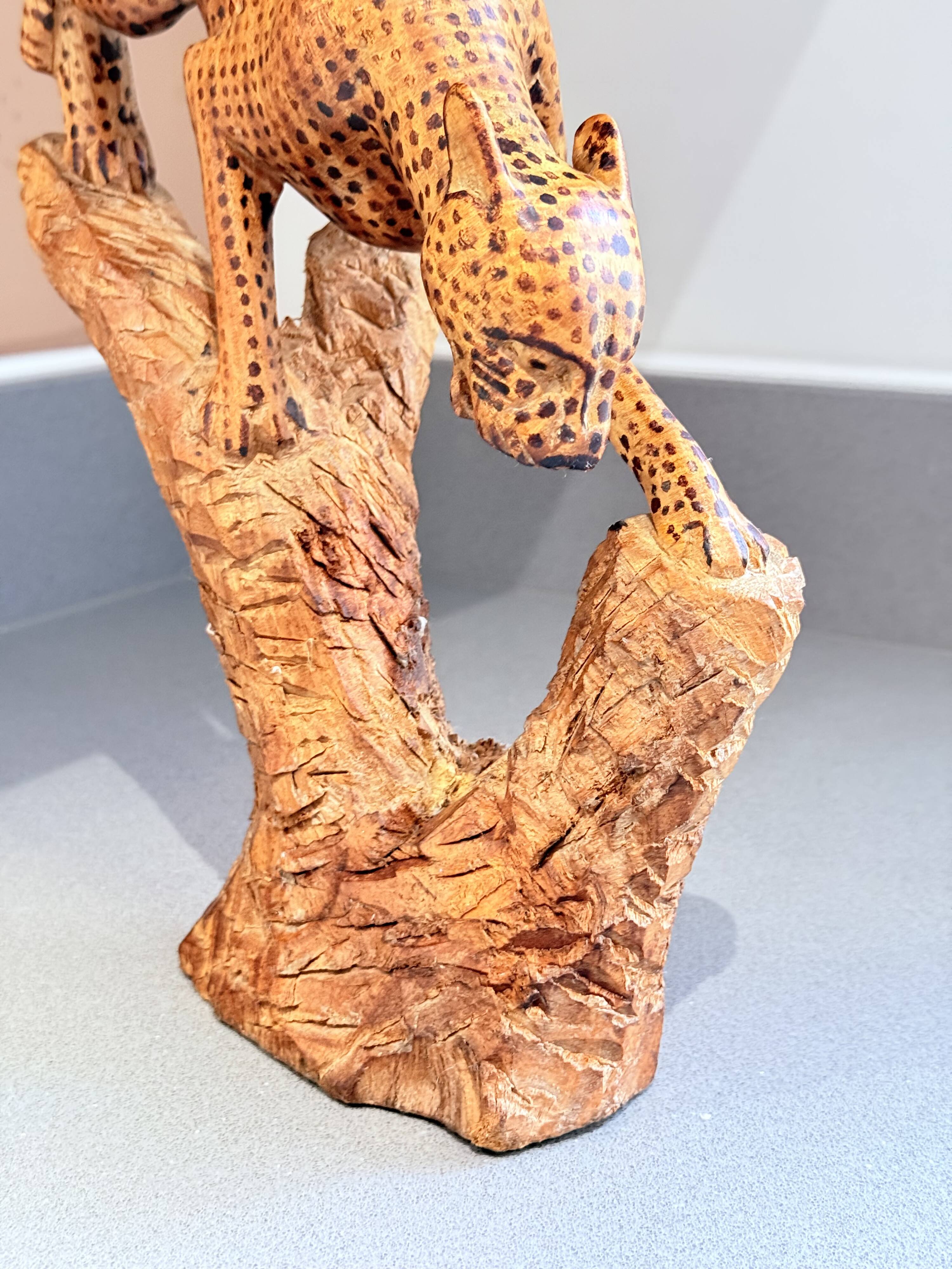 Sculpture de léopard africain sculptée à la main sur tronc d'arbre, figure d'art populaire tribal