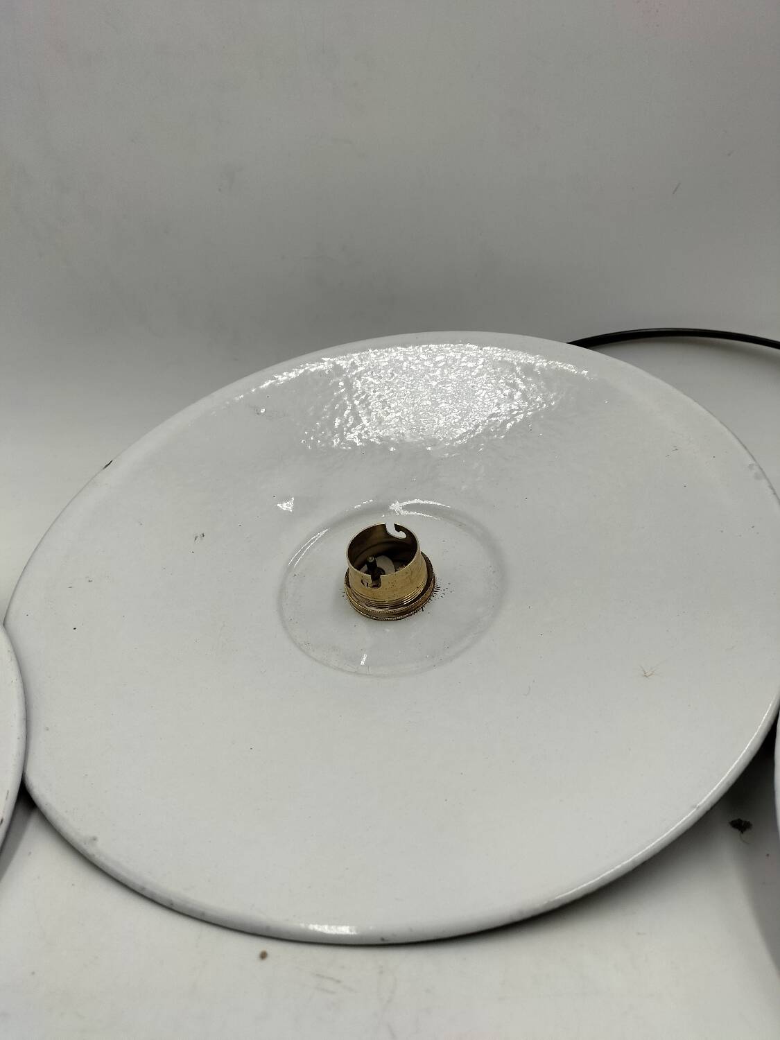 Suspensions in enamelled sheets