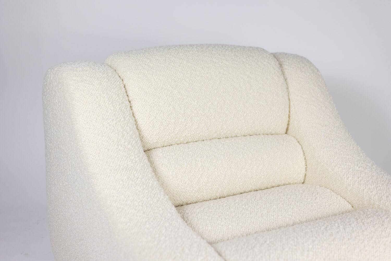 Pair of armchairs with fine curls. Contemporary work.