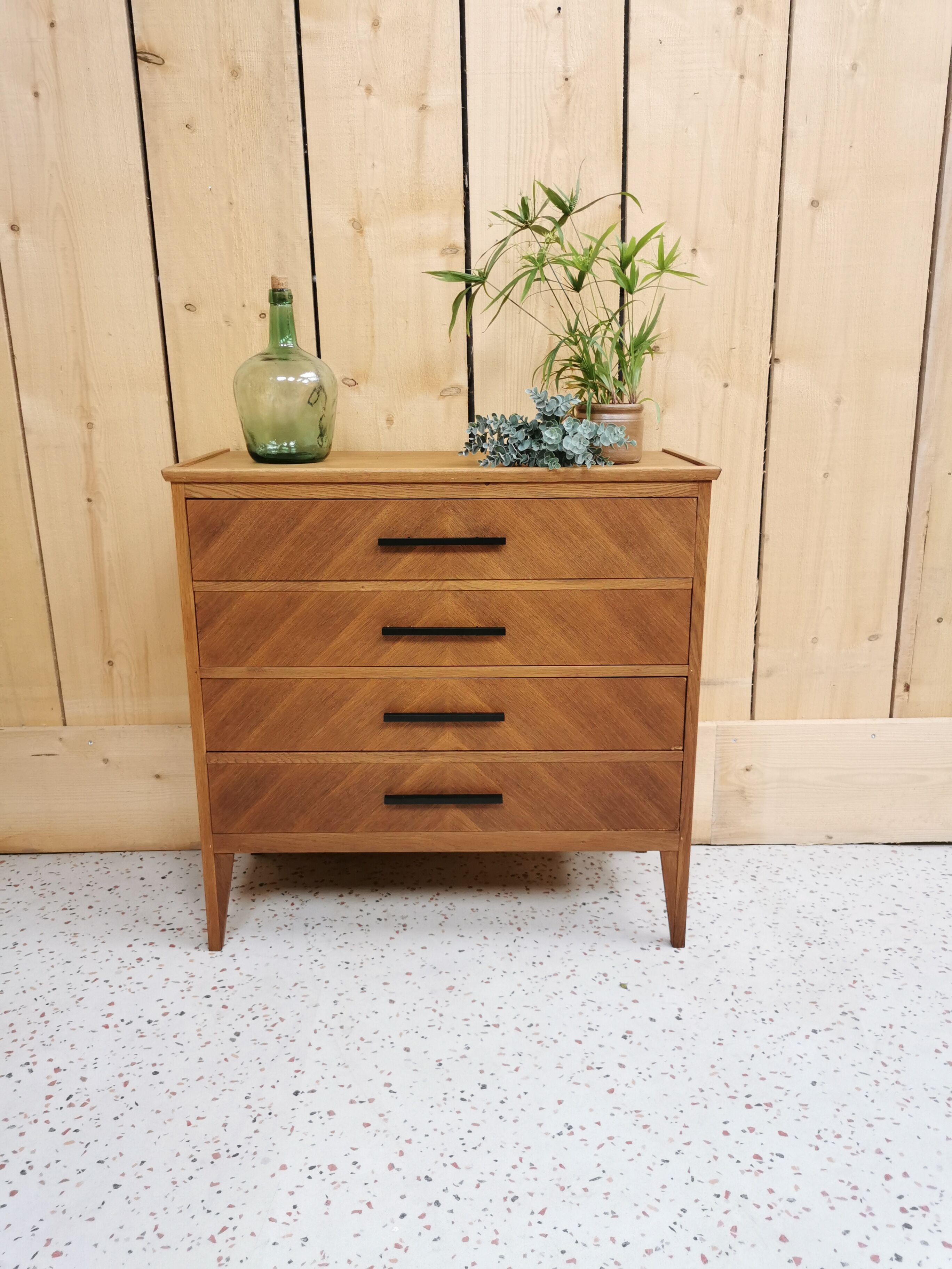 Oak chest of drawers