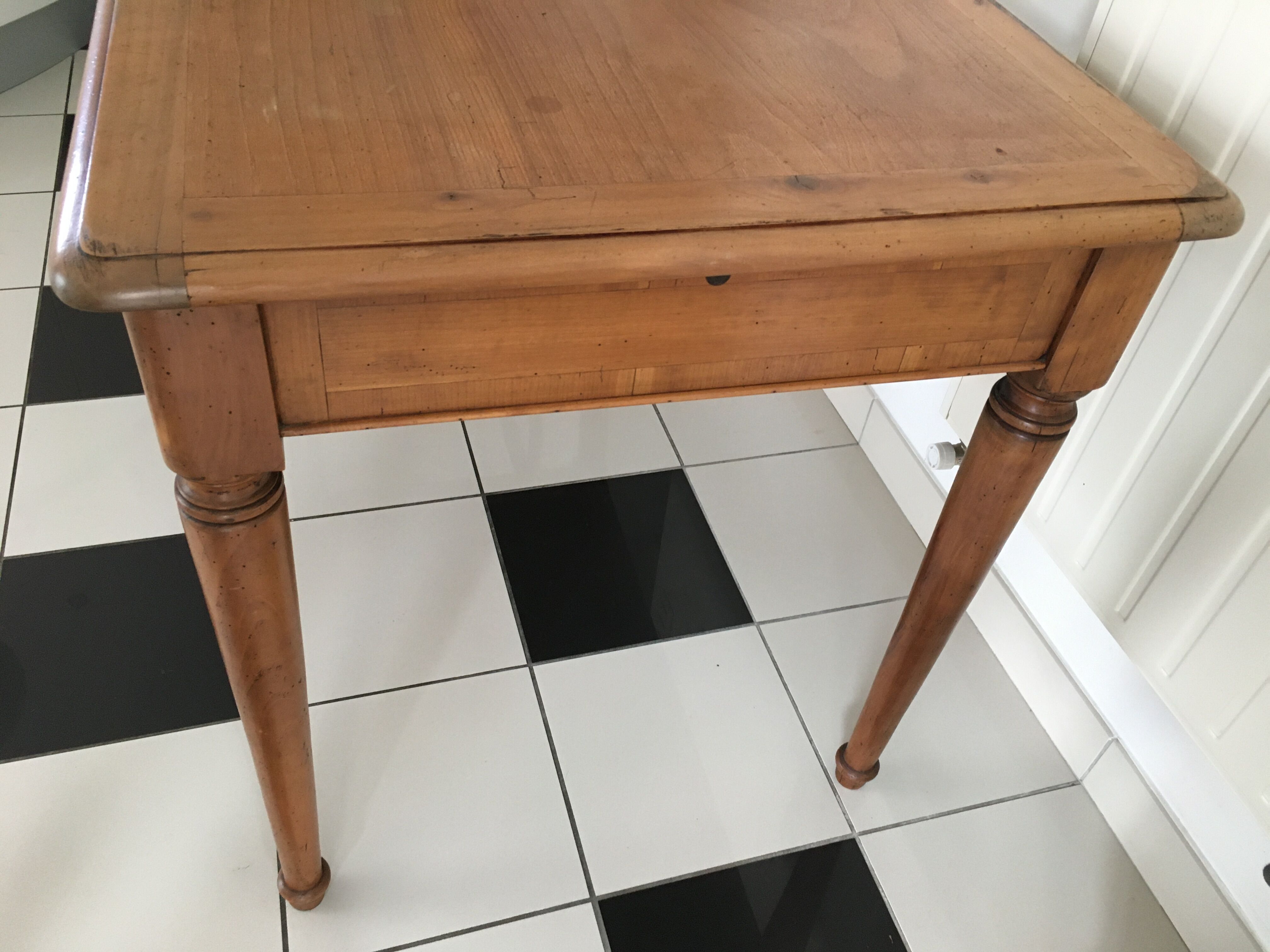 Wooden desk 2 drawers