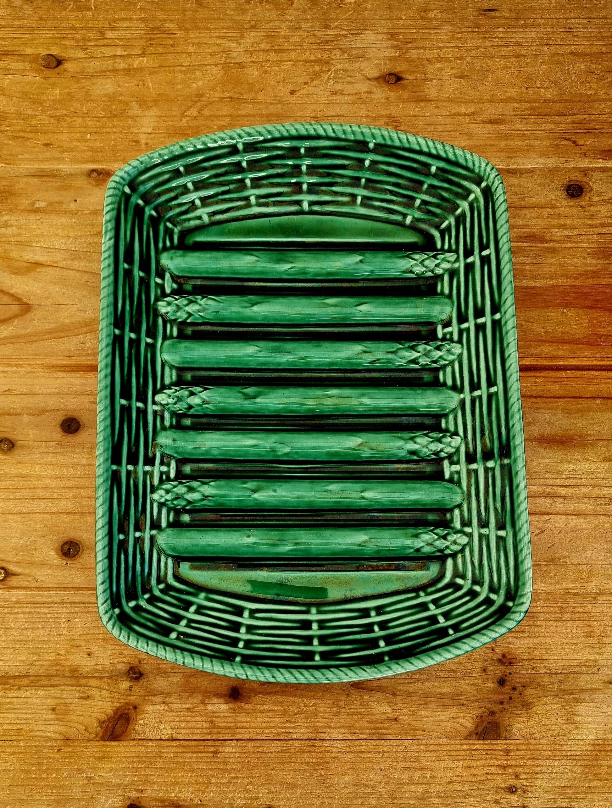 Plat à asperges vintage en barbotine verte décor en relief