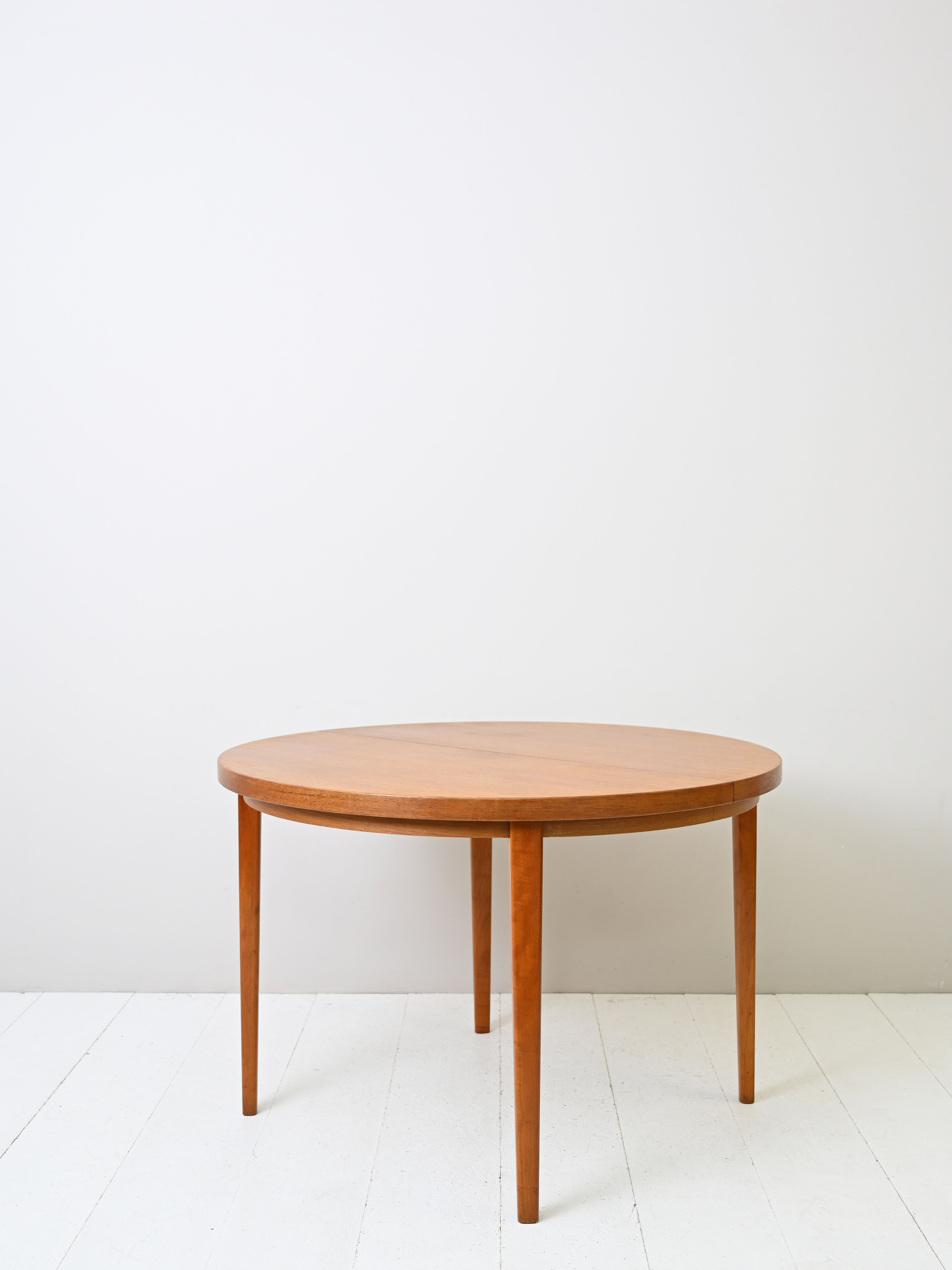 1960s Extendable round dining table