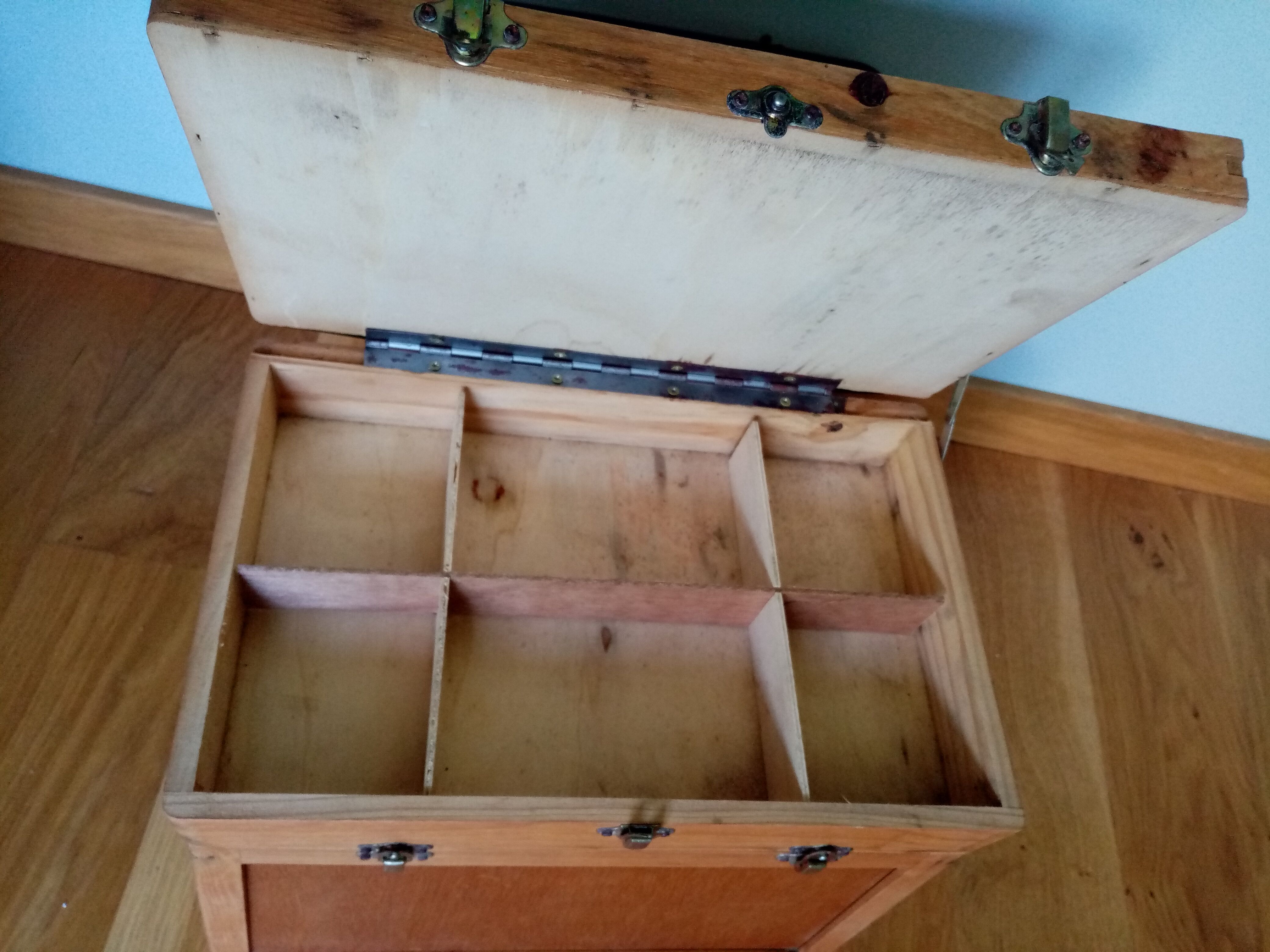 Fishing stool chest in wood and green skaï
