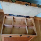 Fishing stool chest in wood and green skaï