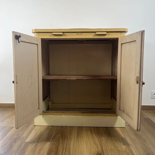 Ancien buffet de cuisine jaune beurre, fin XIXe - début XXe