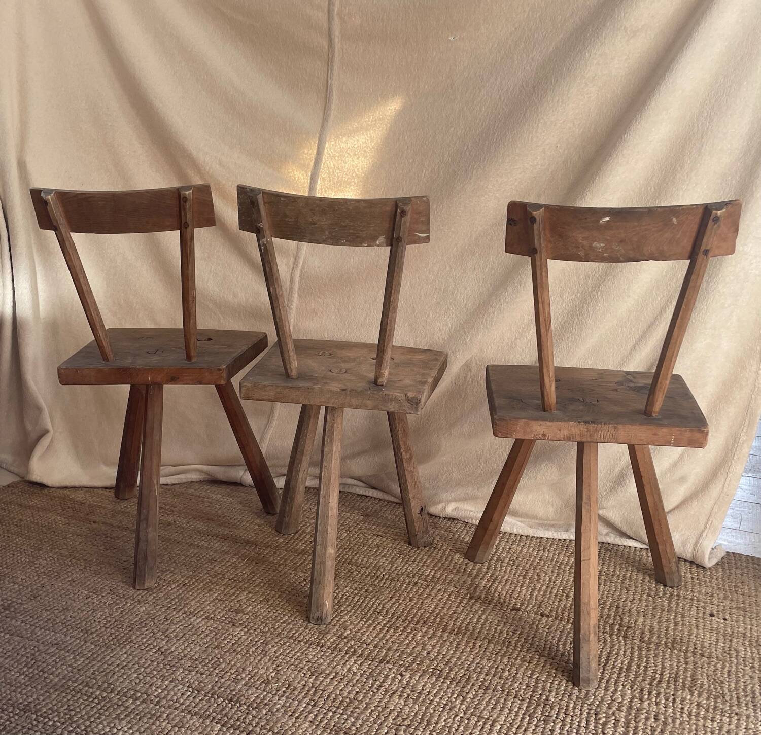 Chaises tripodes bois art brut