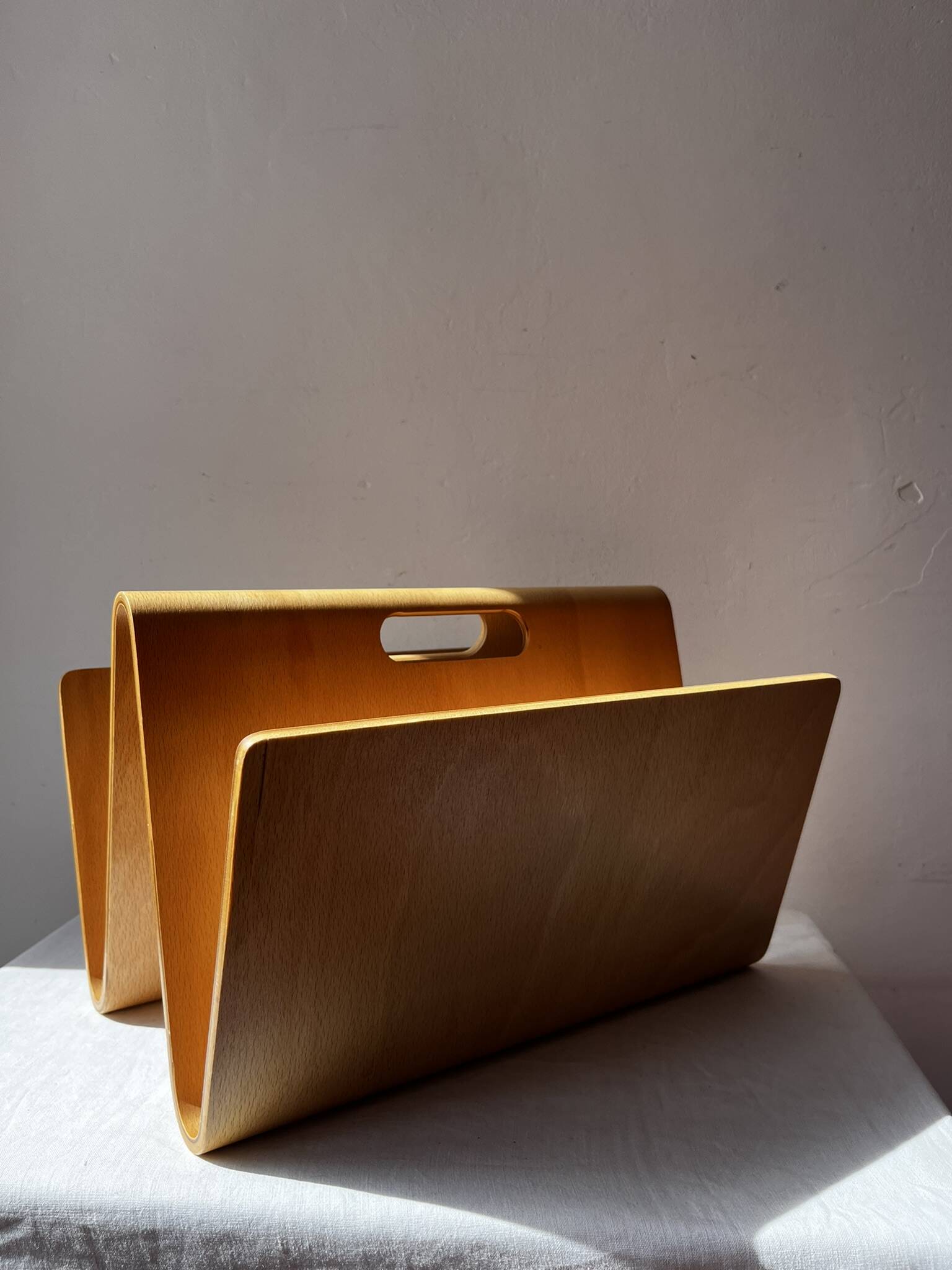 Vintage curved plywood magazine rack, W shape, Alvar Aalto style.