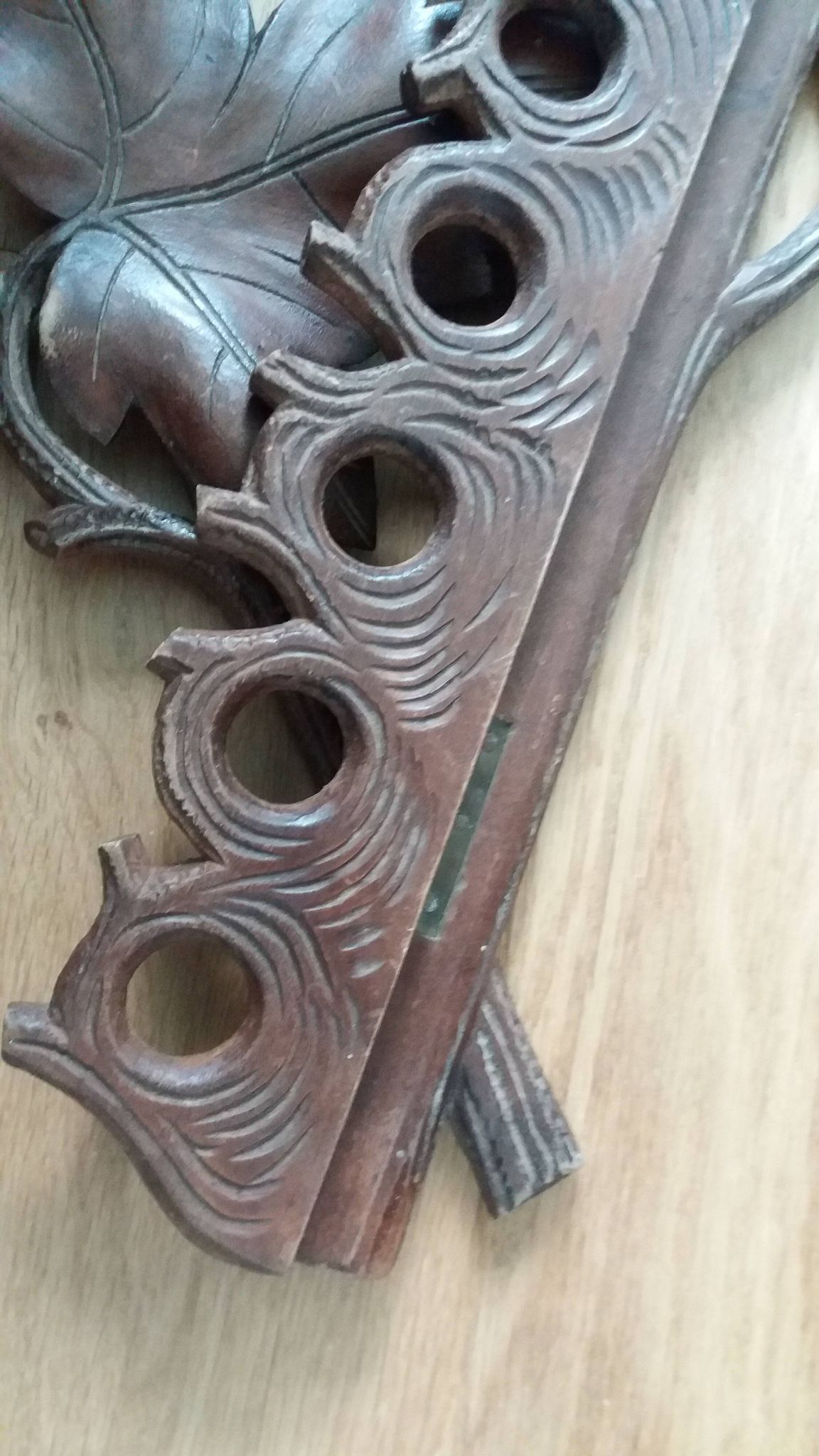 Porte pipes en bois sculpté