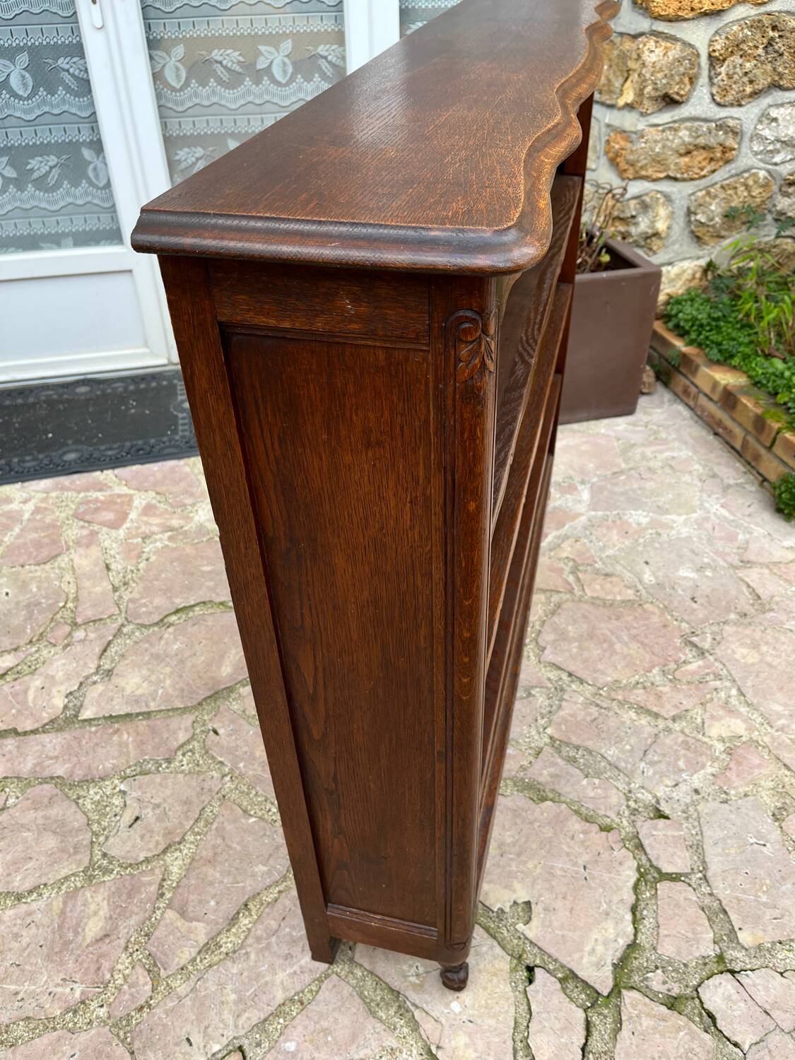 Bibus bookcase in carved wood