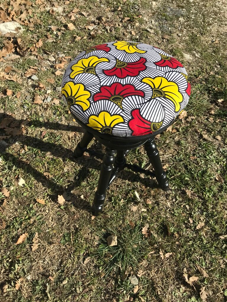 Screw piano stool