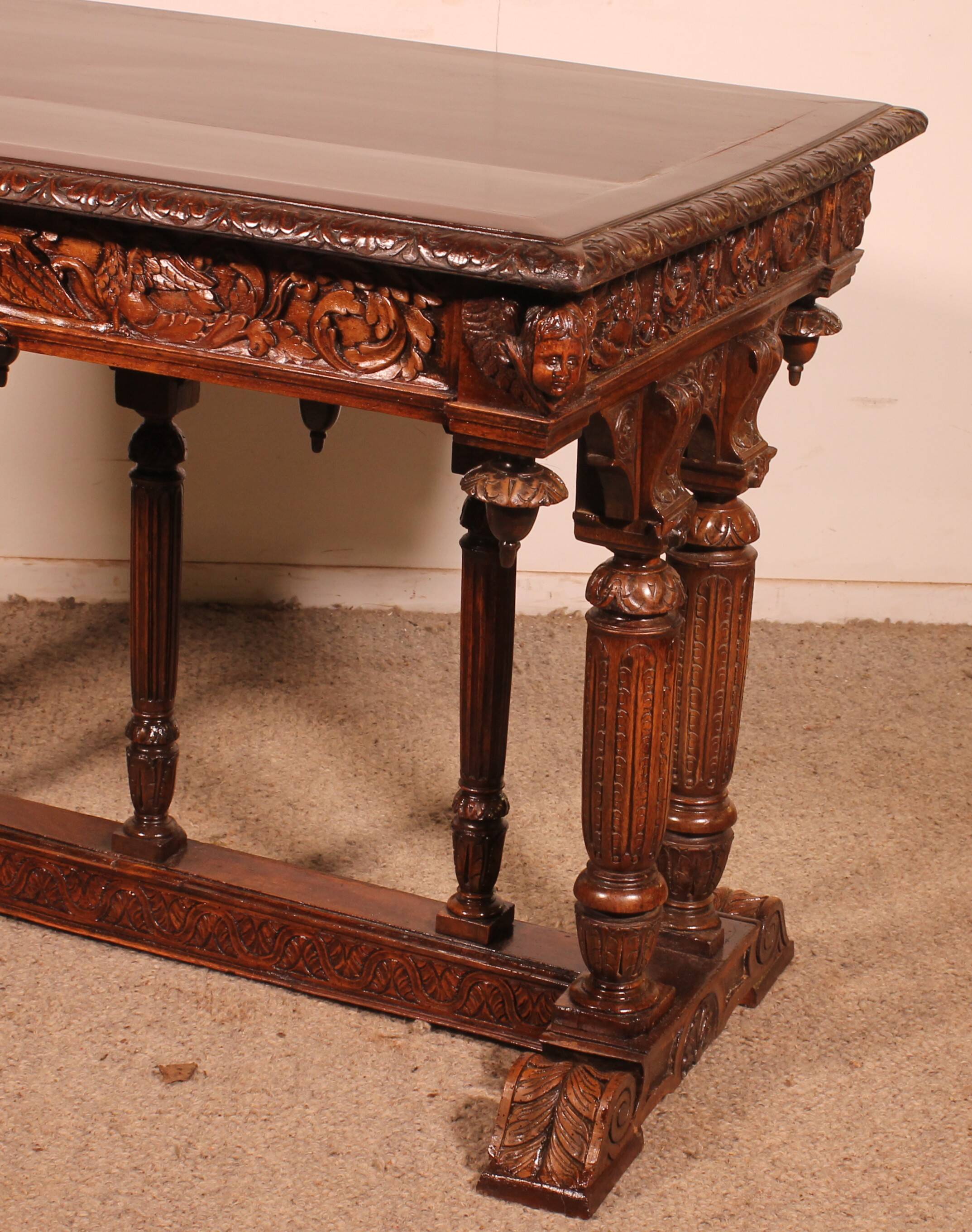 Table de milieu d'époque Renaissance en noyer