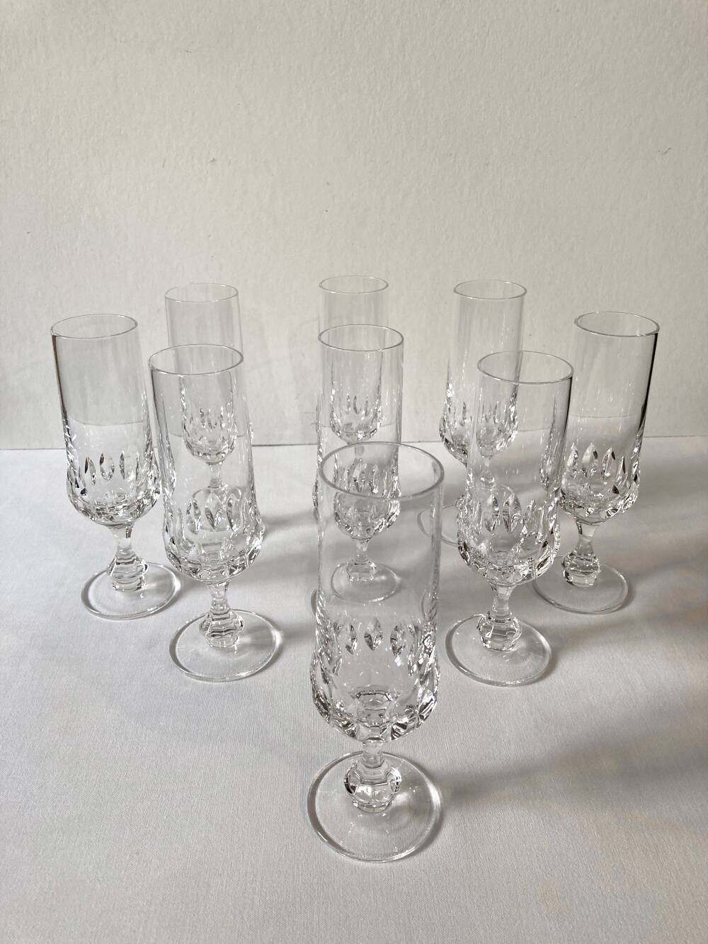 9 flûtes à champagne en cristal ciselé