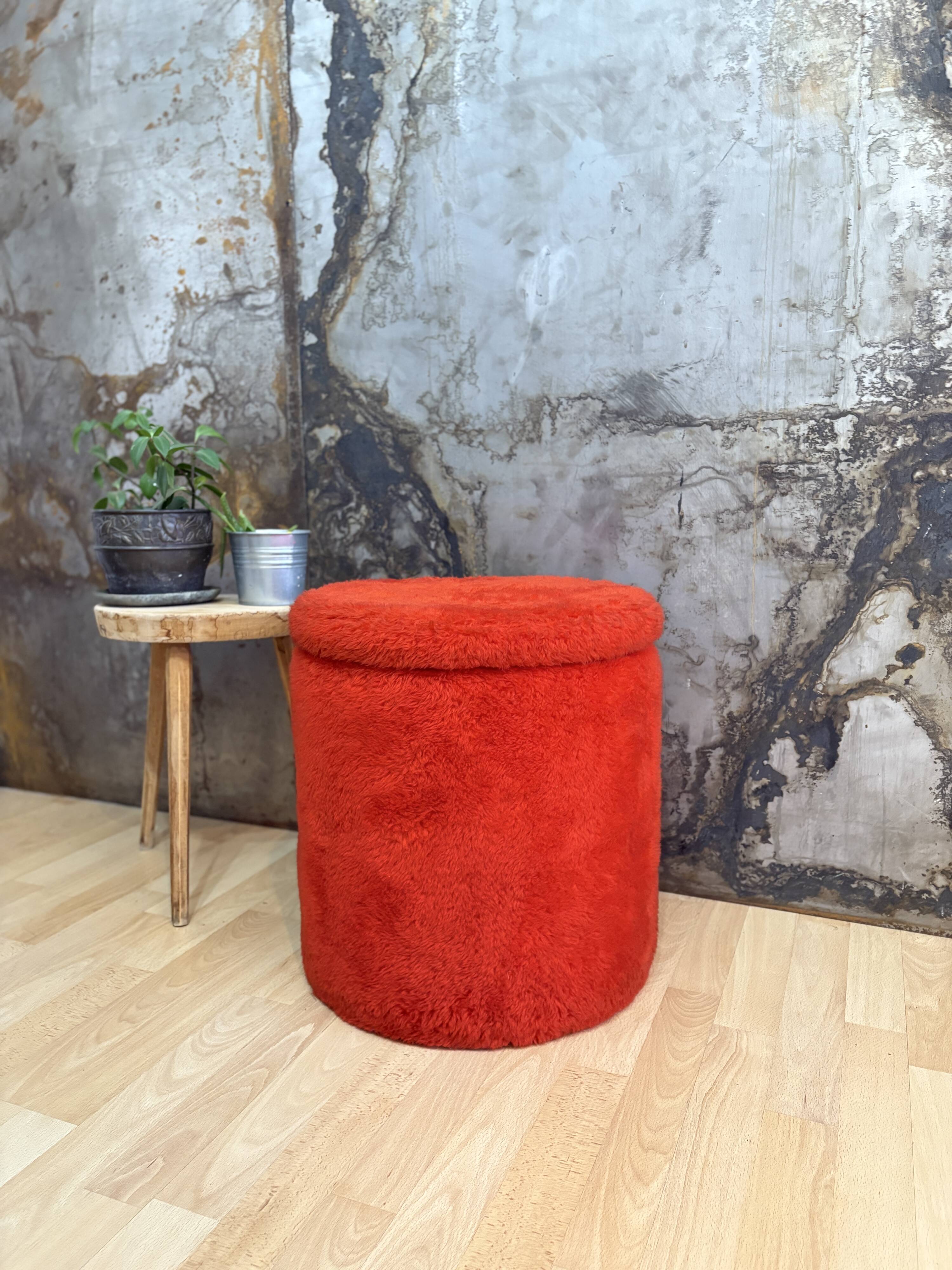 Tamtam-style pouffe with fur