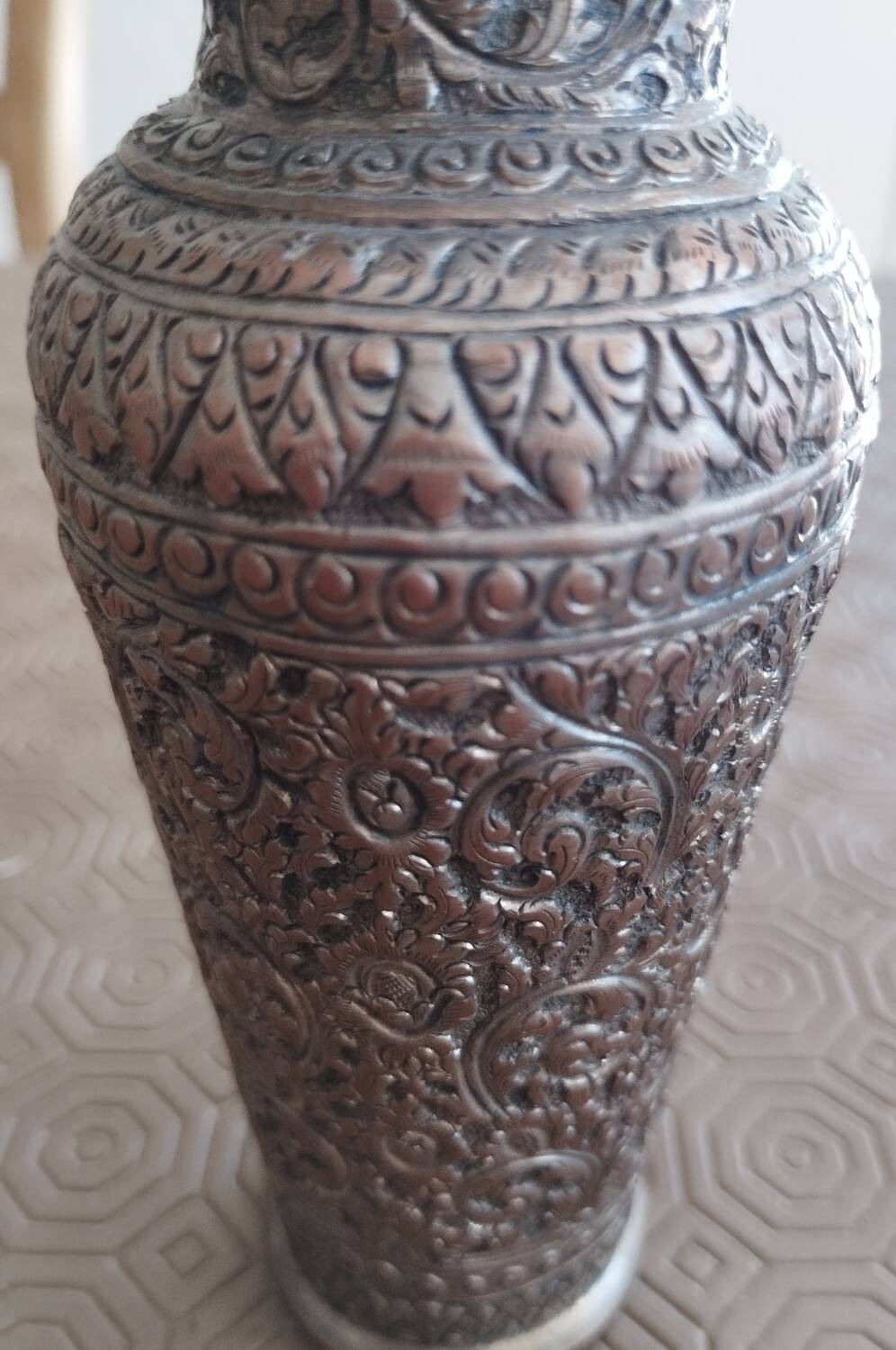 Chiseled metal vase 14 cm high