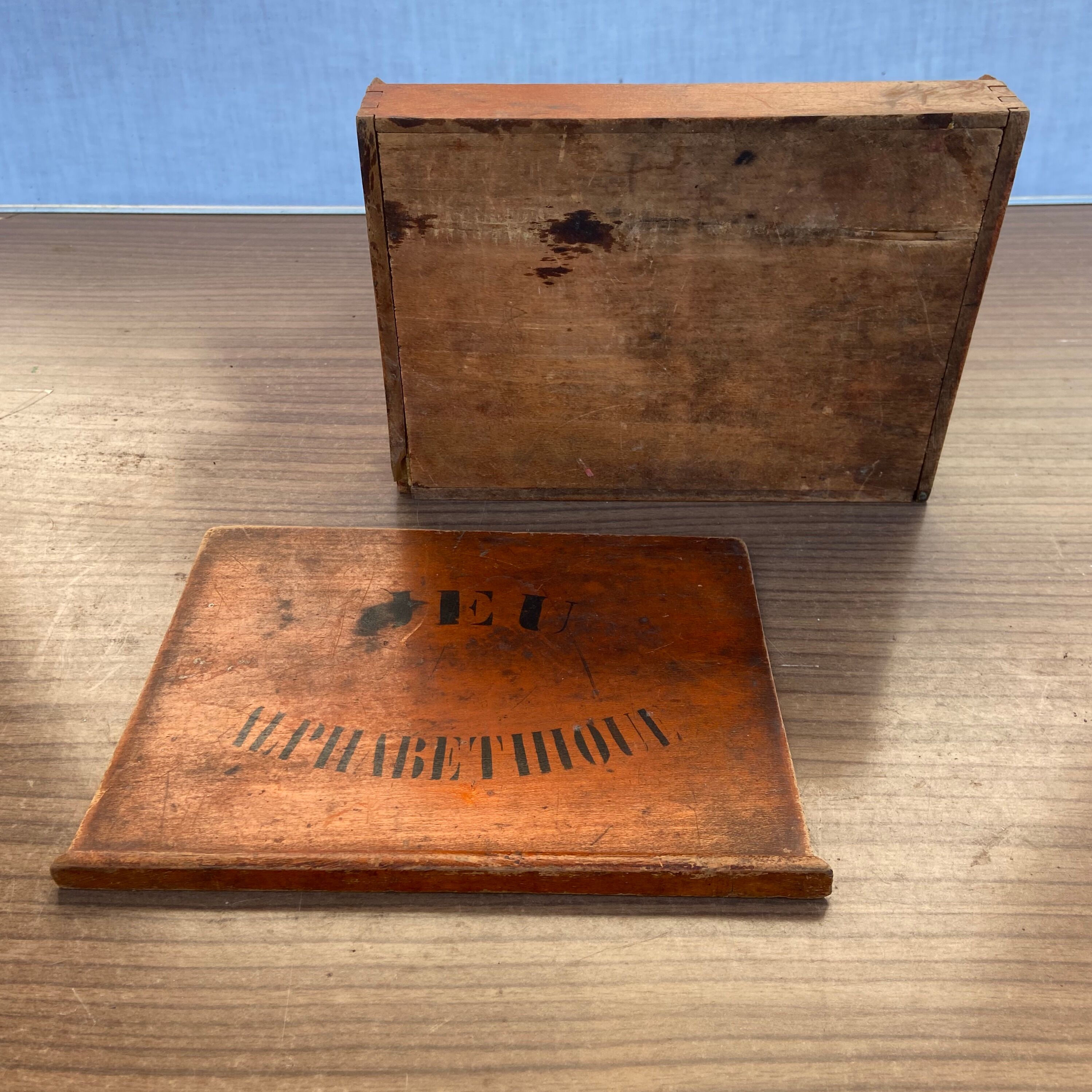 Jeu alphabétique pour enfant, 32 anciens cubes et sa boite sérigraphiée, jeu éducatif vintage