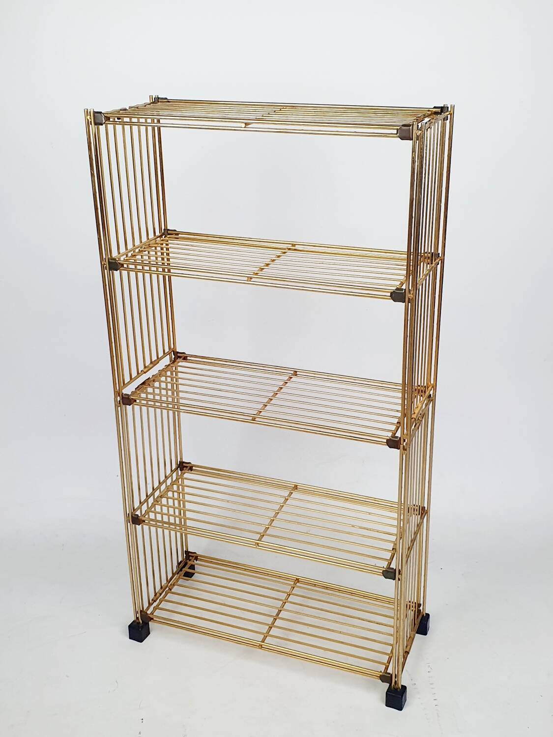 Modular gold metal wire shelf