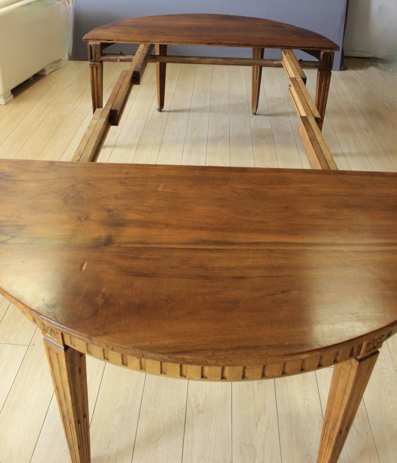 Louis XVI belt table with extensions in walnut, 19th century.